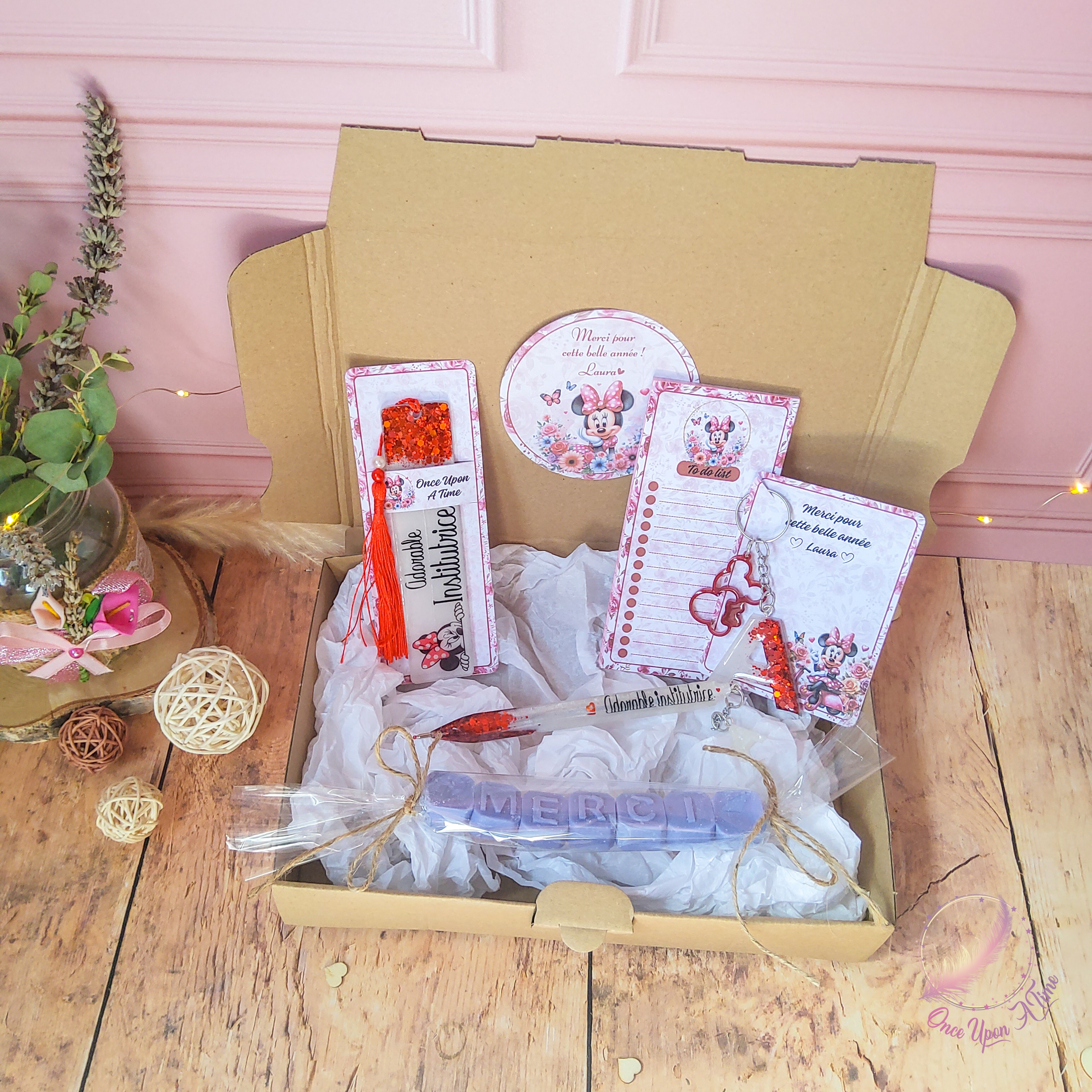 🎁🎀 Coffret cadeau : 1 marque-page, 1 bic, 1 porte-clés, 1 to do list, 1 fondant parfumé "Merci" - Adorable Institutrice, maîtresse, puéricultrice 🎀🎁