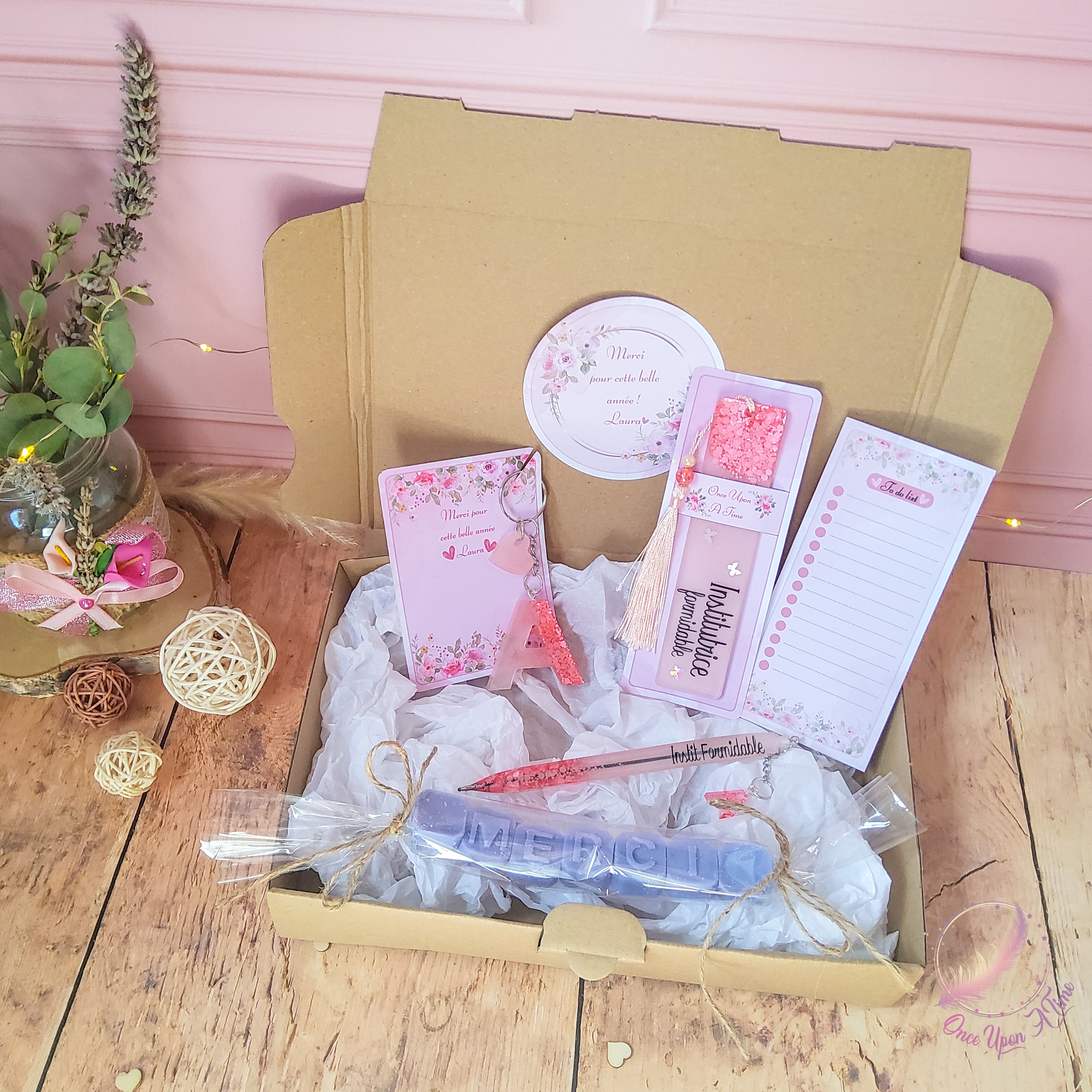 🎁🎀 Coffret cadeau : 1 marque-page, 1 bic, 1 porte-clés, 1 to do list, 1 fondant parfumé "Merci" - Institutrice, maîtresse, puéricultrice formidable 🎀🎁