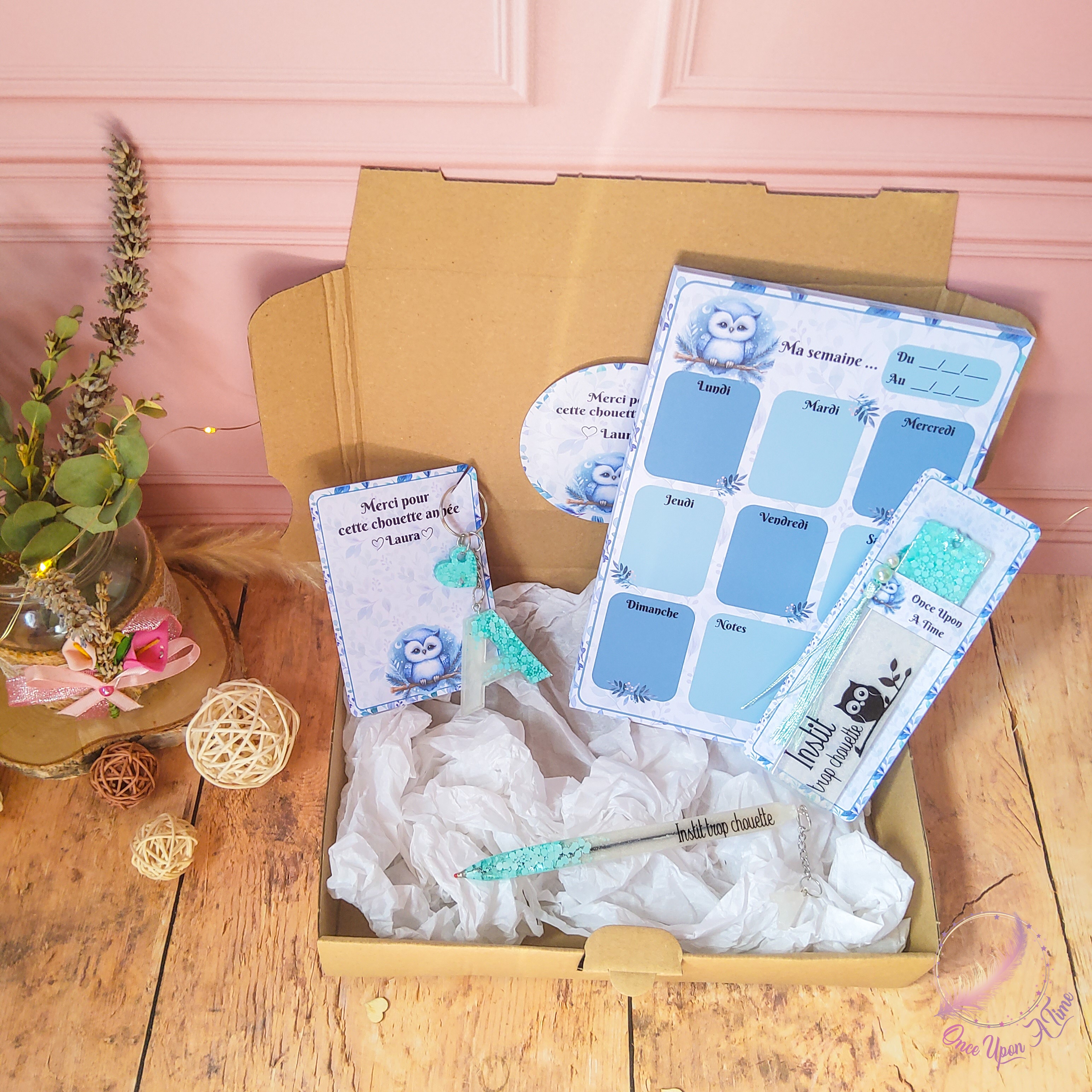 🎁🎀 Coffret cadeau : 1 marque-page, 1 bic, 1 porte-clés, 1 semainier - Instit, maîtresse, maître, puéricultrice trop chouette🎀🎁