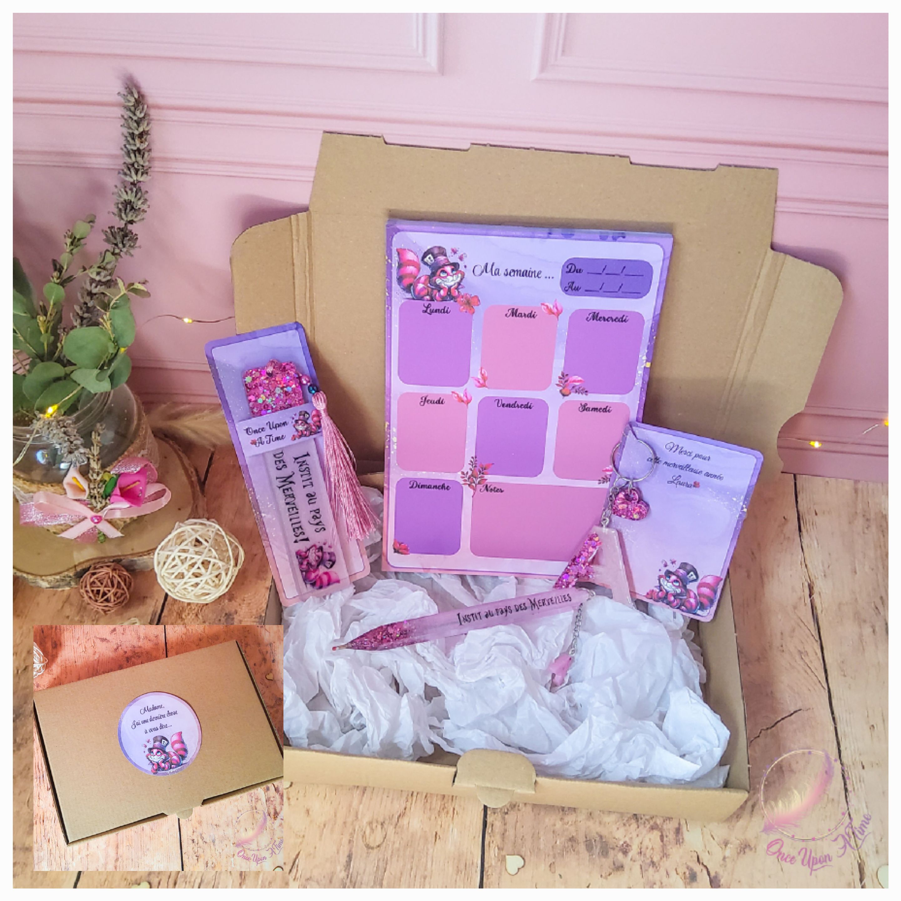 🎁🎀 Coffret cadeau : 1 marque-page, 1 bic, 1 porte-clés, 1 semainier - Instit, maîtresse, maître, puéricultrice au pays des Merveilles 🎀🎁
