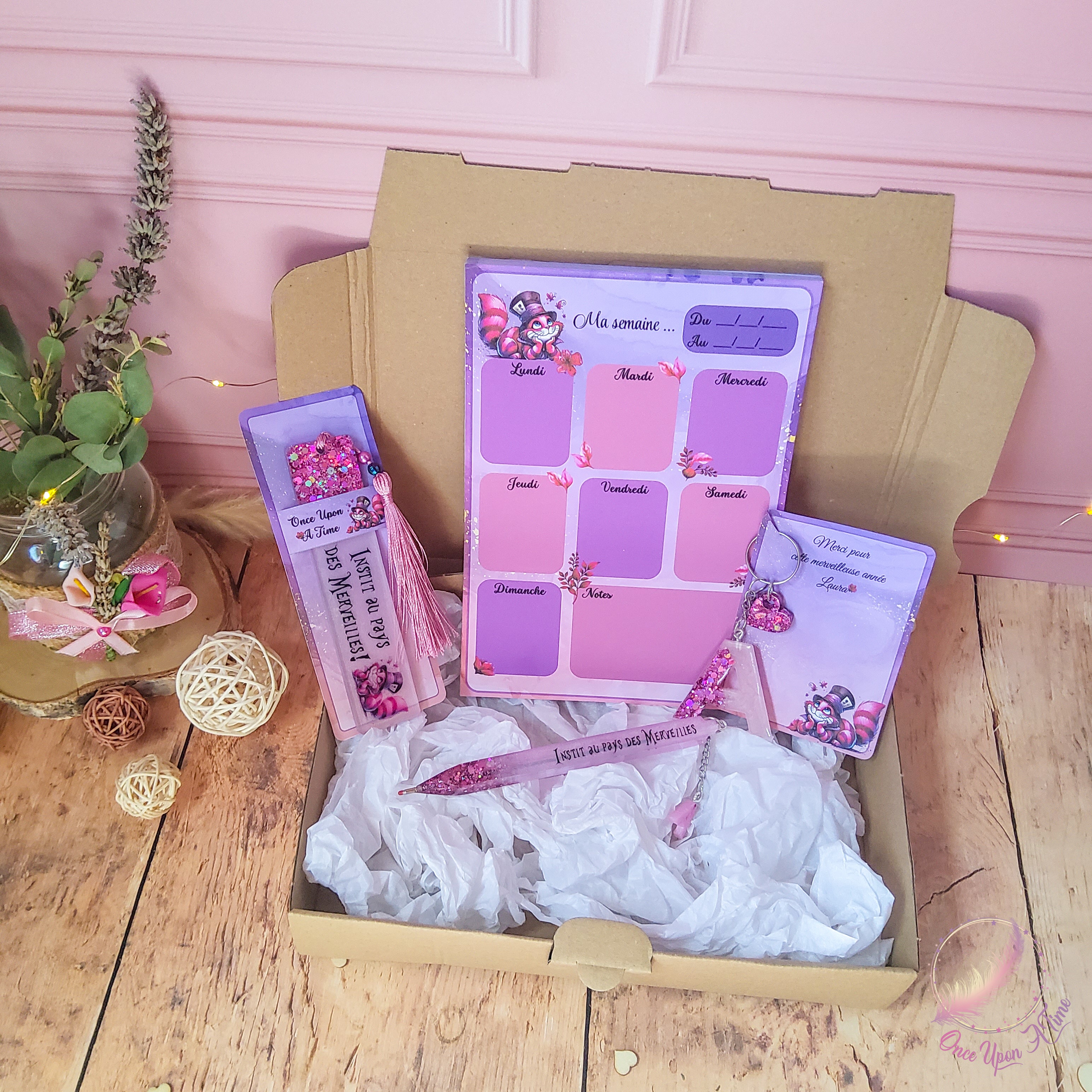 🎁🎀 Coffret cadeau : 1 marque-page, 1 bic, 1 porte-clés, 1 semainier - Instit, maîtresse, maître, puéricultrice au pays des Merveilles 🎀🎁