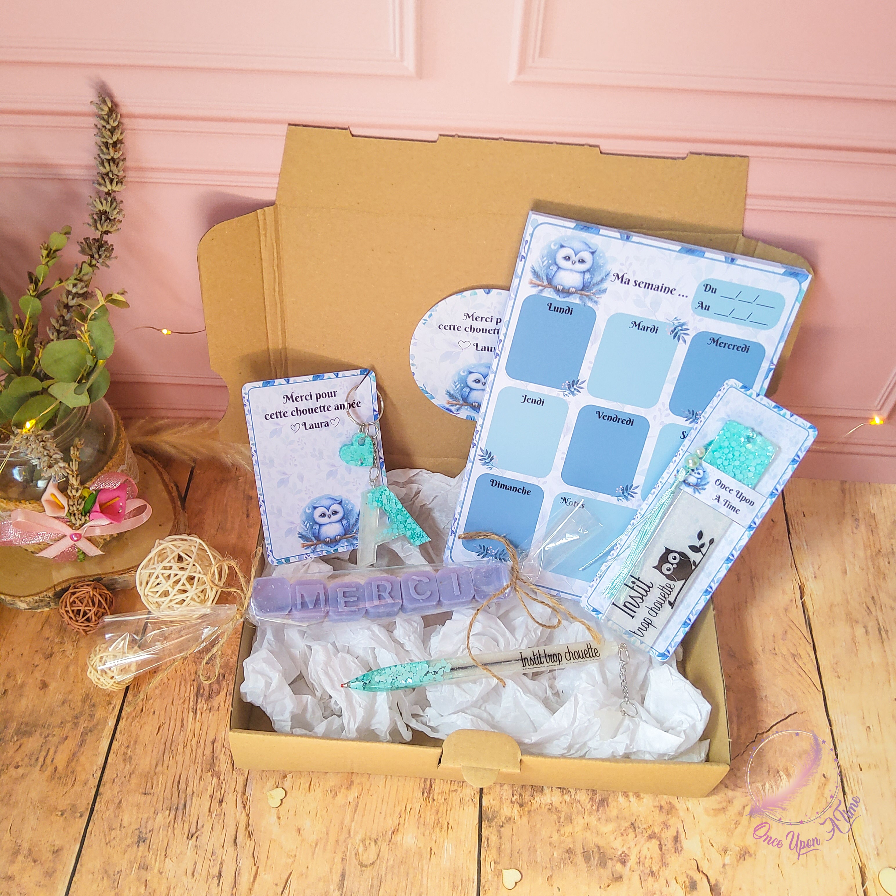 🎁🎀 Coffret cadeau : 1 marque-page, 1 bic, 1 porte-clés, 1 semainier, 1 fondant parfumé "Merci" - Instit, maître, maîtresse, puéricultrice trop chouette 🎀🎁