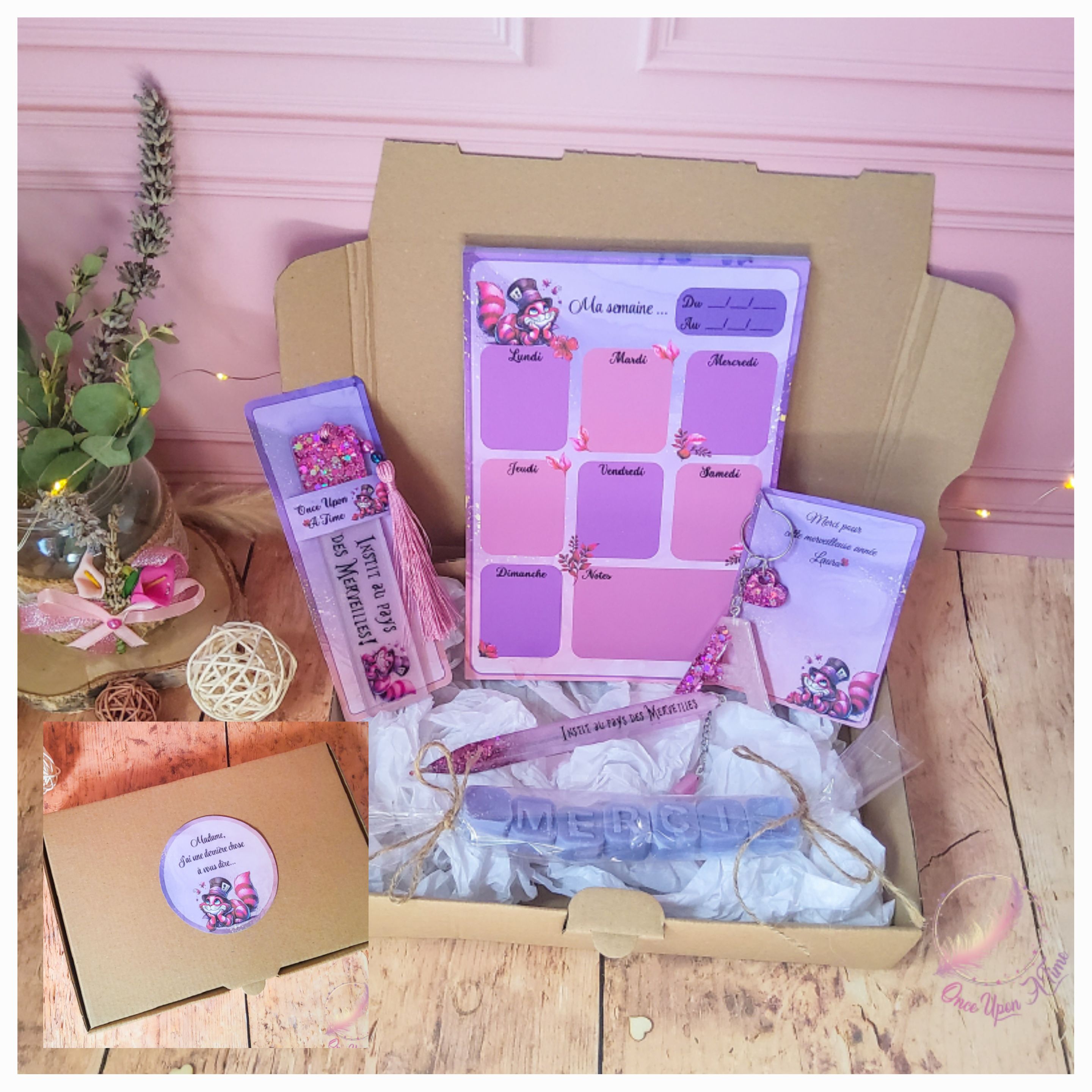 🎁🎀 Coffret cadeau : 1 marque-page, 1 bic, 1 porte-clés, 1 semainier, 1 fondant parfumé "Merci" - Instit, maître, maîtresse, puéricultrice au pays des Merveilles 🎀🎁