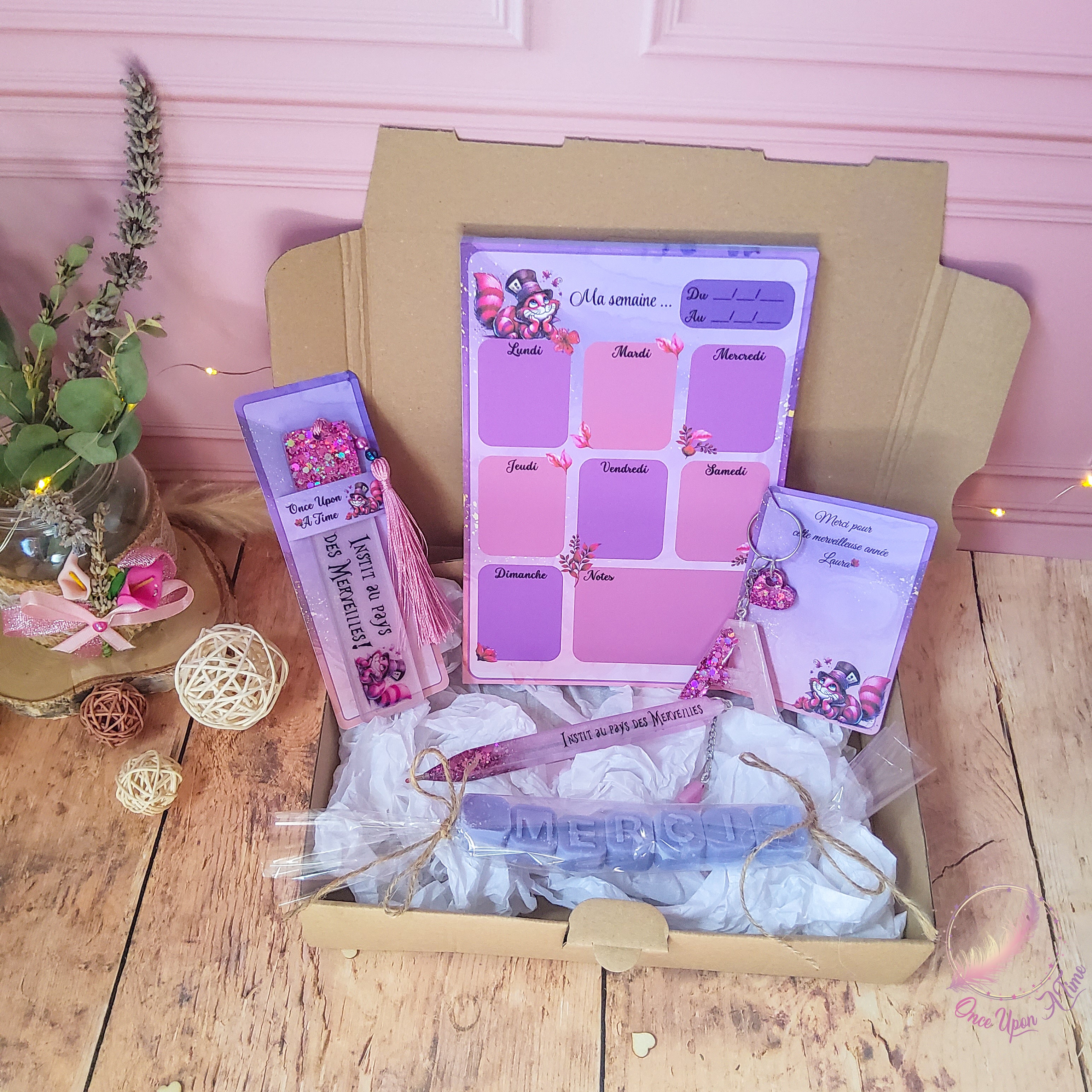 🎁🎀 Coffret cadeau : 1 marque-page, 1 bic, 1 porte-clés, 1 semainier, 1 fondant parfumé "Merci" - Instit, maître, maîtresse, puéricultrice au pays des Merveilles 🎀🎁