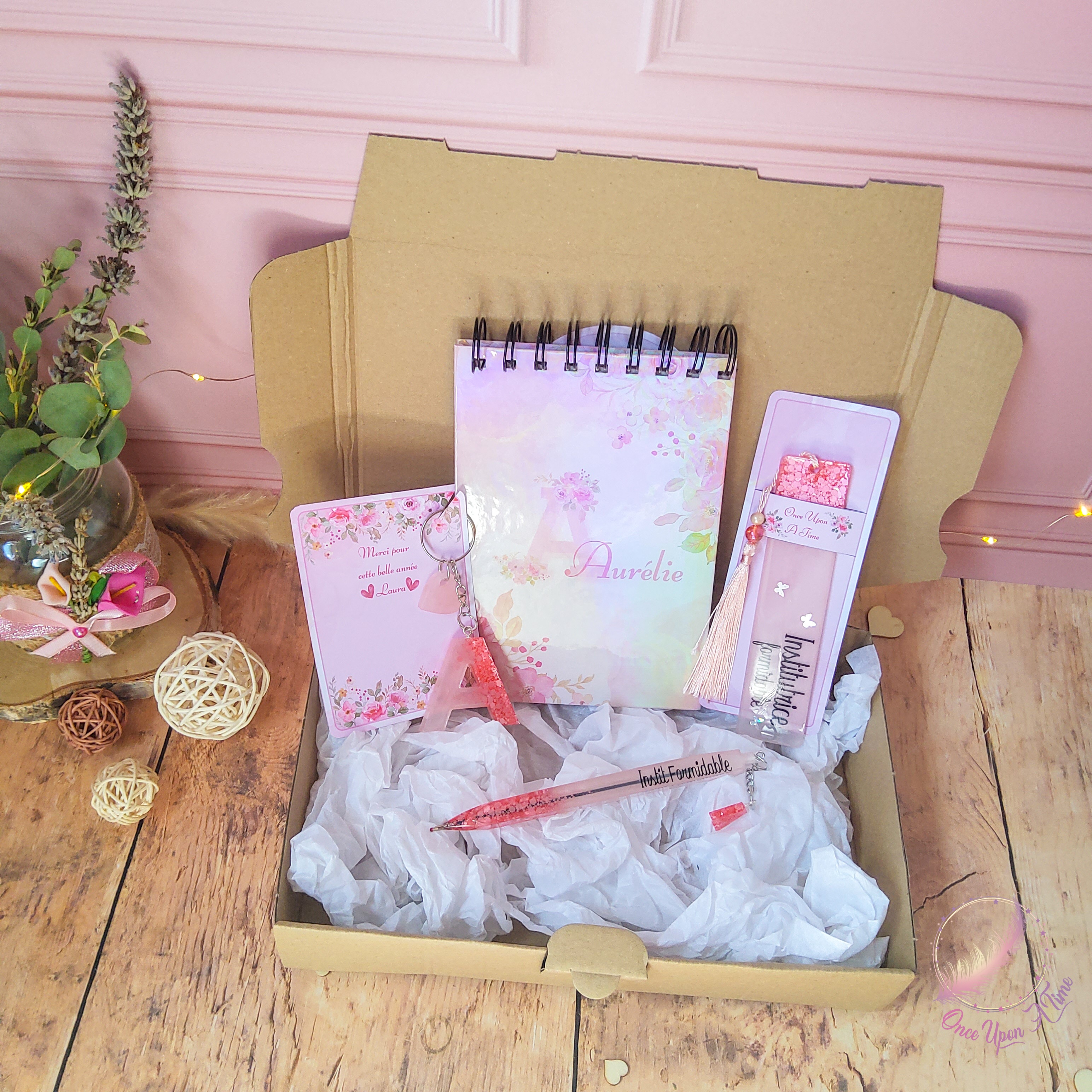 🎁🎀 Coffret cadeau : 1 marque-page, 1 bic, 1 porte-clés, 1 carnet - Institutrice, maîtresse, maître, puéricultrice formidable 🎀🎁