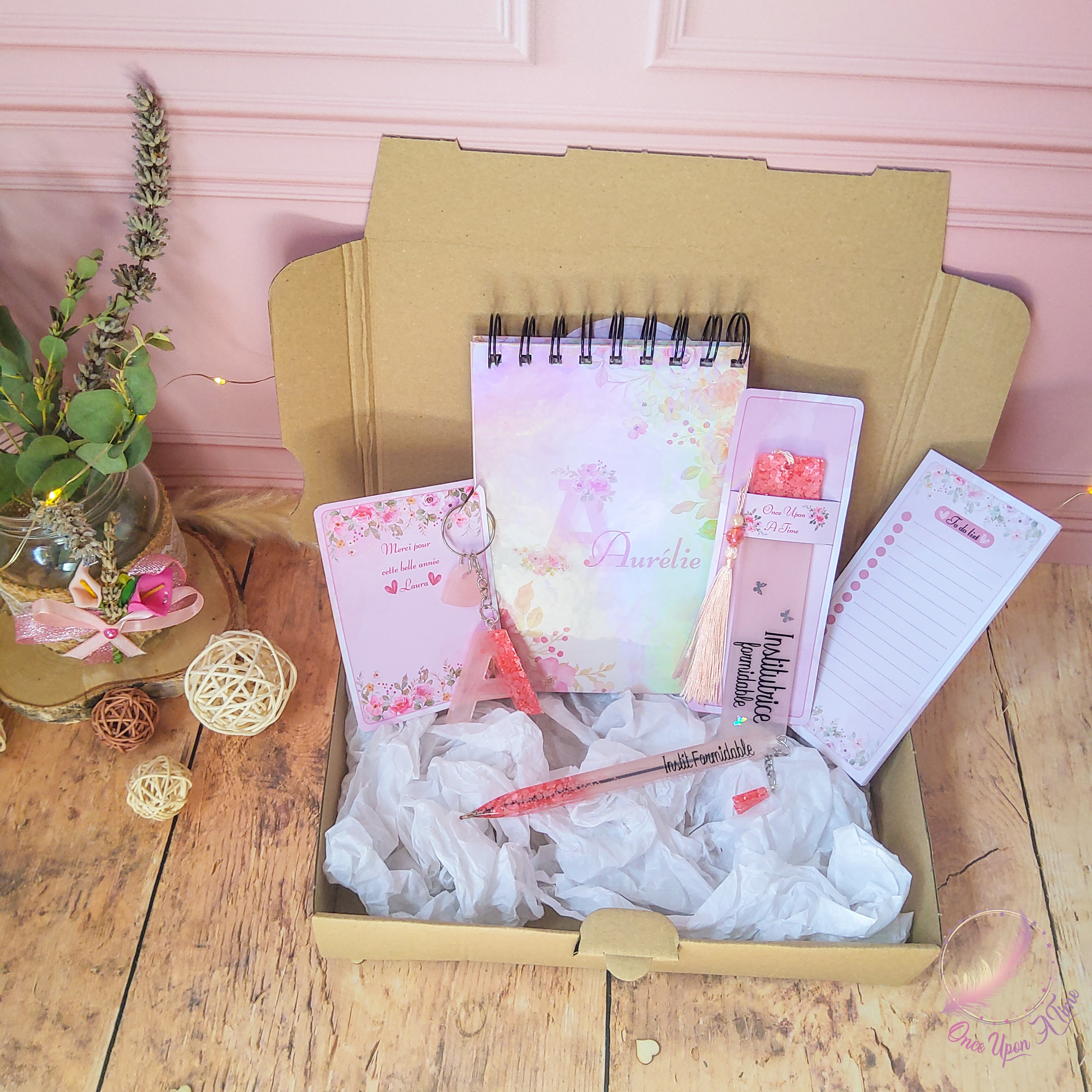 🎁🎀 Coffret cadeau : 1 marque-page, 1 bic, 1 porte-clés, 1 carnet, 1 to do list - Institutrice, maîtresse, maître, puéricultrice formidable 🎀🎁