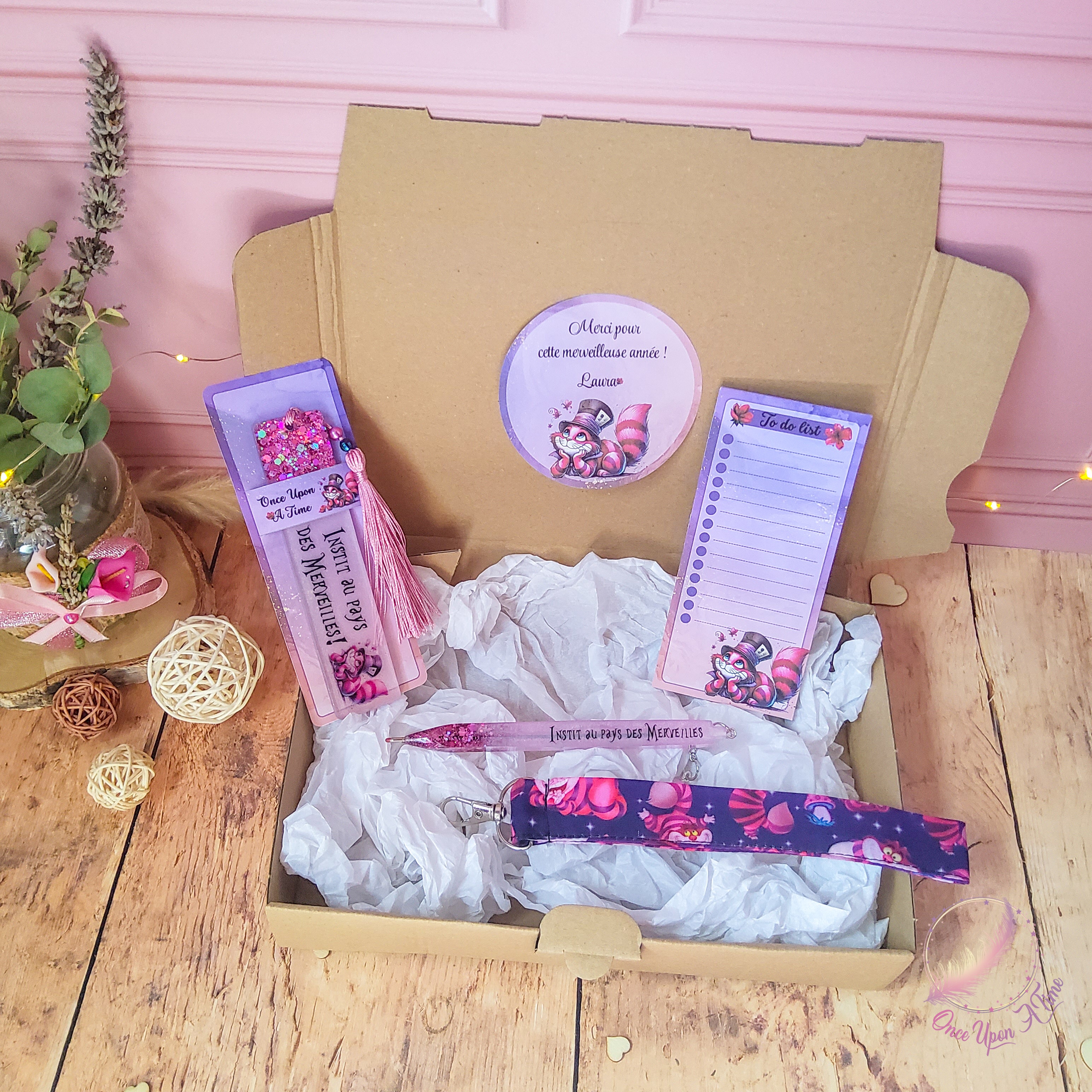 🎁🎀 Coffret cadeau : 1 marque-page, 1 bic, 1 porte-clés, 1 to do list - Instit, maîtresse, puéricultrice au pays des Merveilles 🎀🎁