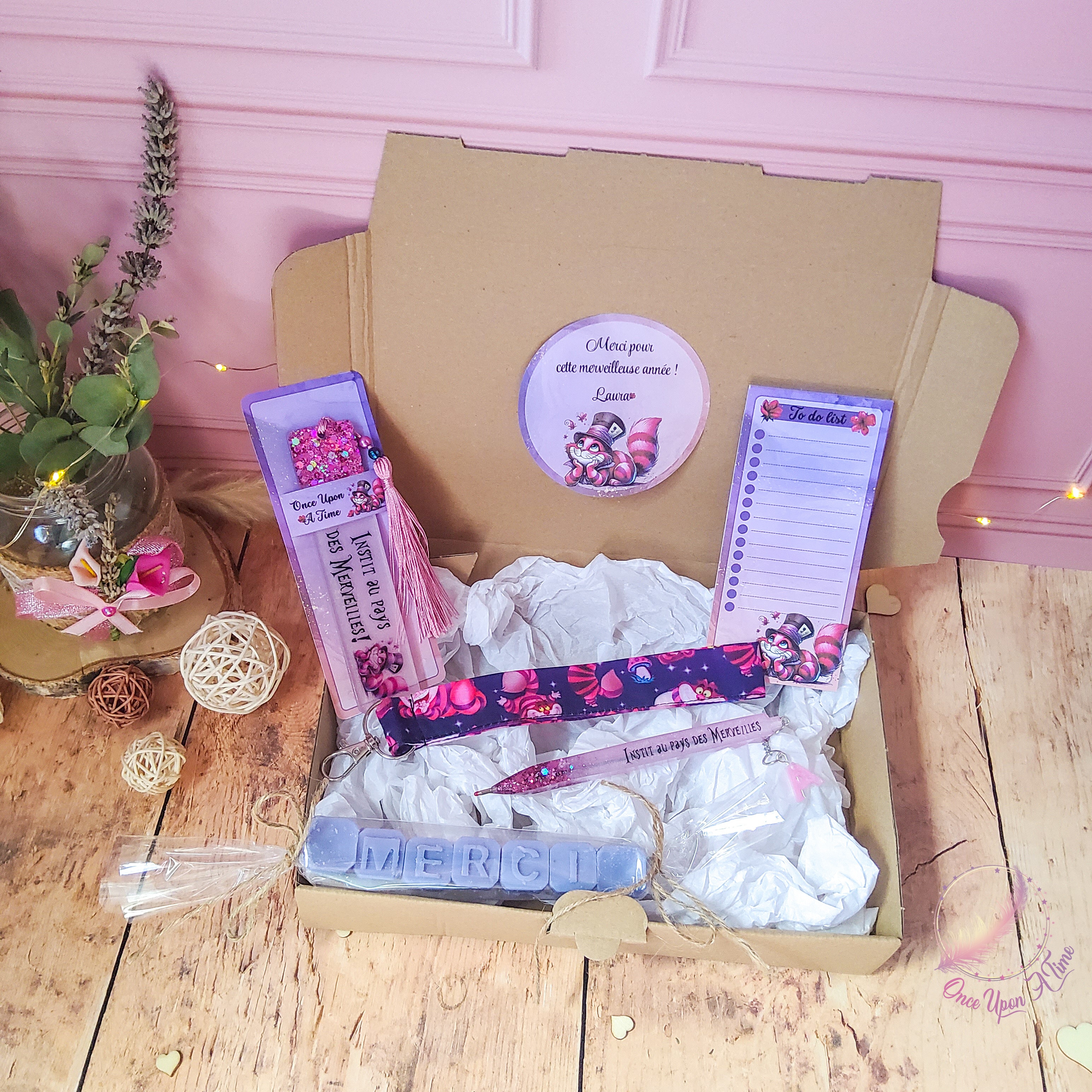 🎁🎀 Coffret cadeau : 1 marque-page, 1 bic, 1 porte-clés, 1 to do list, 1 fondant parfumé "Merci" - Institutrice, maîtresse, puéricultrice au pays des Merveilles 🎀🎁