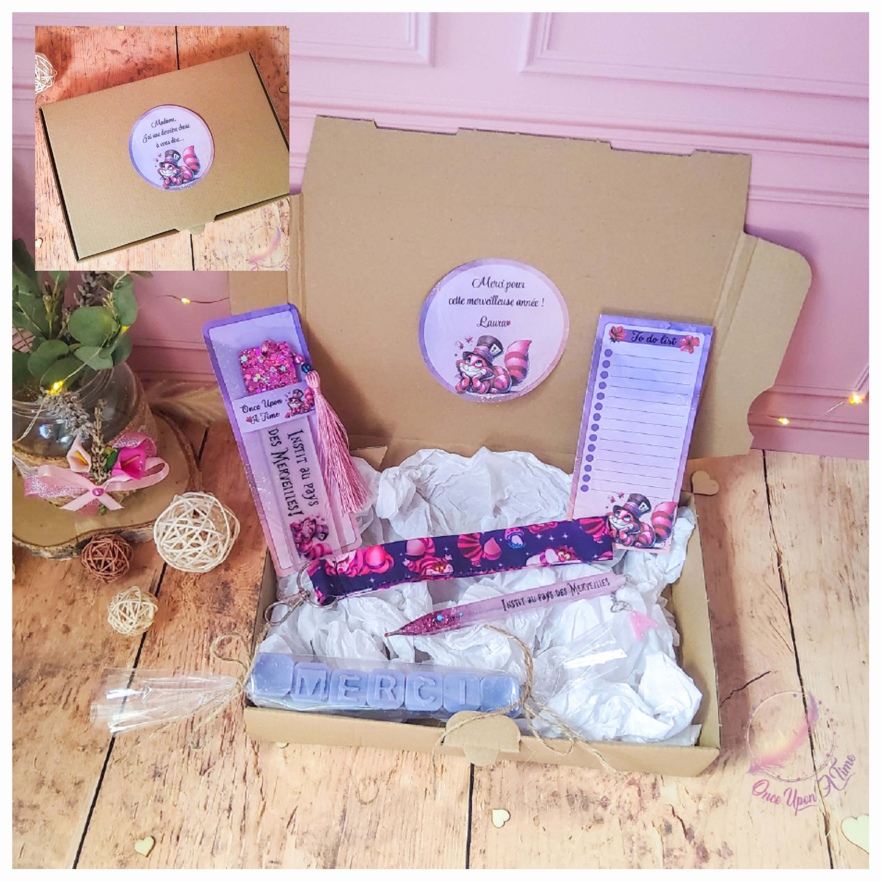 🎁🎀 Coffret cadeau : 1 marque-page, 1 bic, 1 porte-clés, 1 to do list, 1 fondant parfumé "Merci" - Institutrice, maîtresse, puéricultrice au pays des Merveilles 🎀🎁