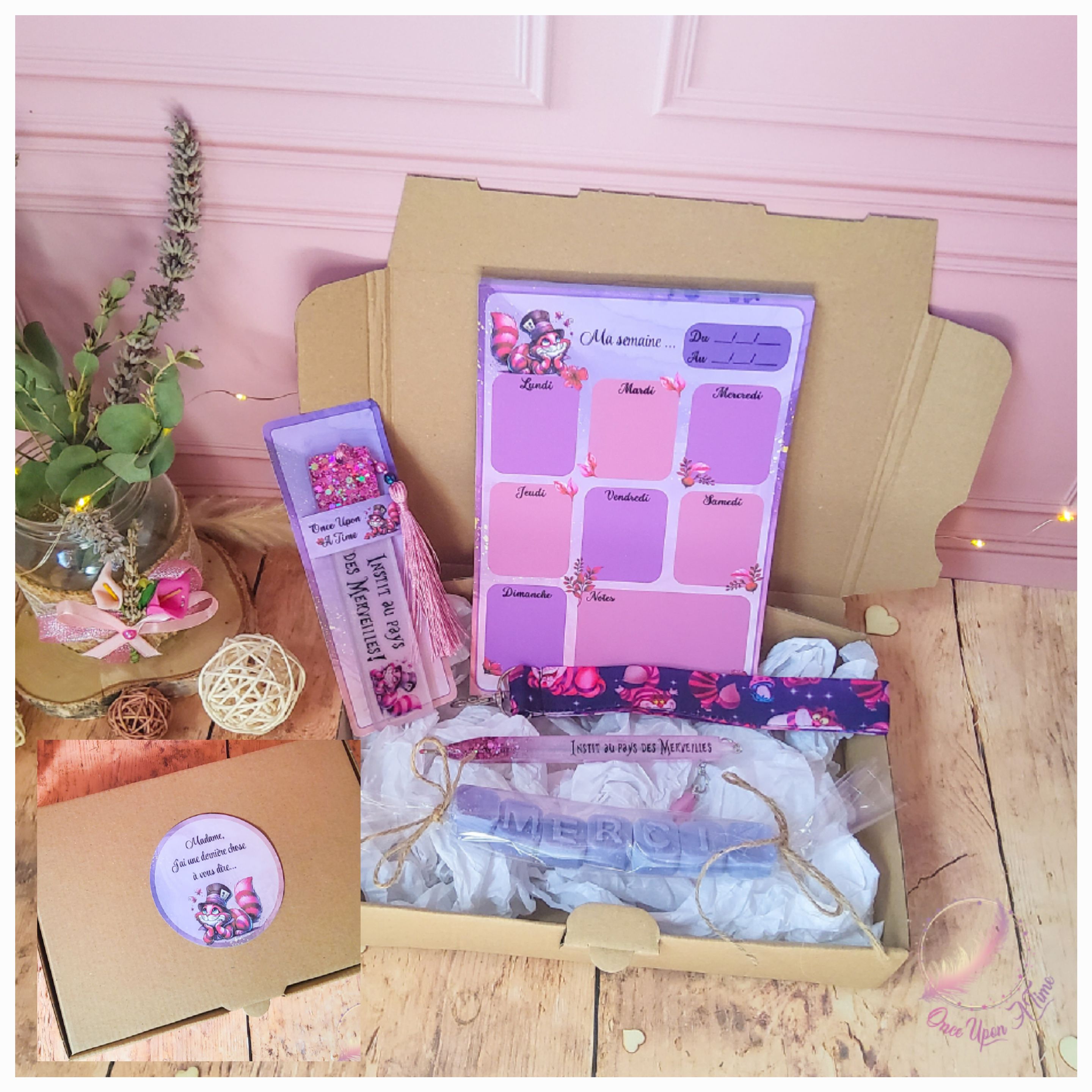 🎁🎀 Coffret cadeau : 1 marque-page, 1 bic, 1 porte-clés, 1 semainier, 1 fondant parfumé "Merci" - Instit, maître, maîtresse, puéricultrice au pays des Merveilles 🎀🎁