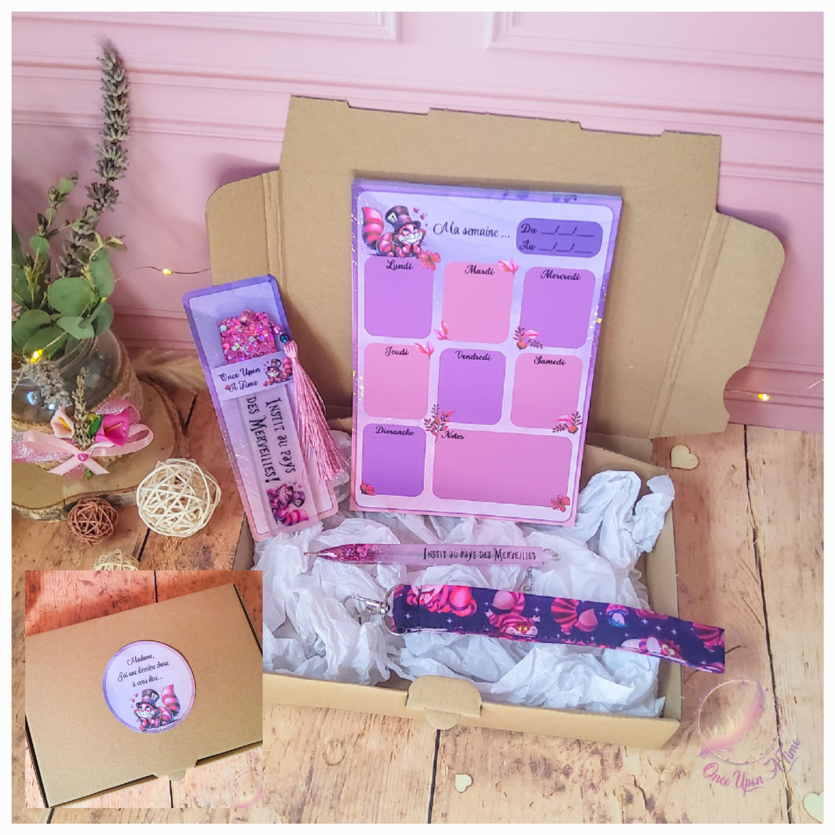 đđ Coffret cadeau : 1 marque-page, 1 bic, 1 porte-clĂ©s, 1 semainier - Instit, maĂźtresse, maĂźtre, puĂ©ricultrice au pays des Merveilles đđ