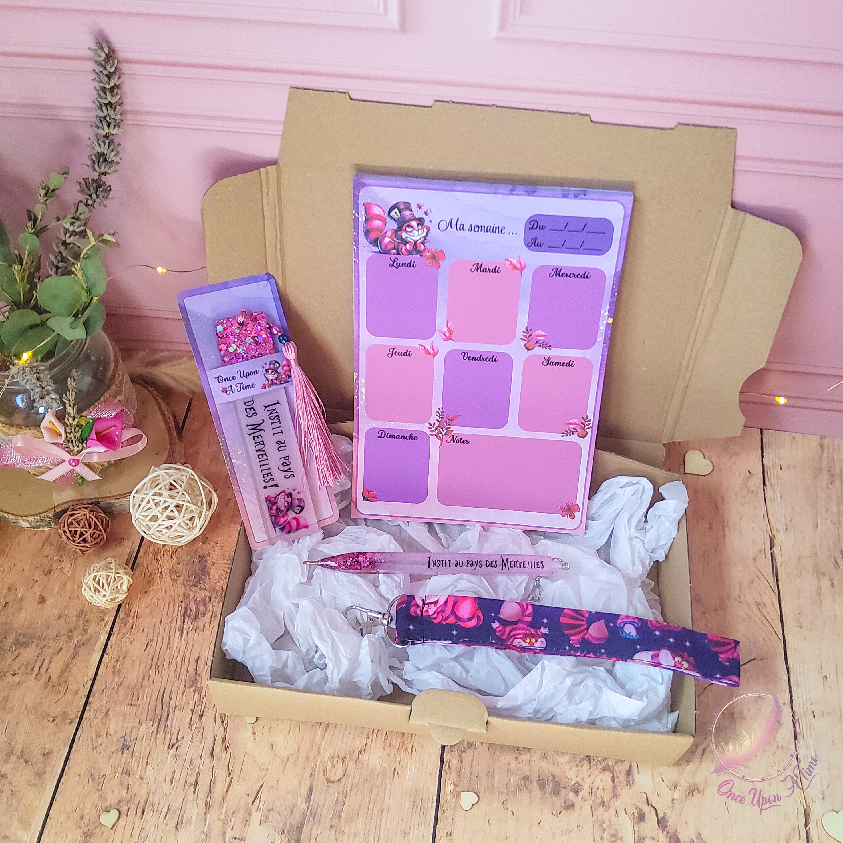 🎁🎀 Coffret cadeau : 1 marque-page, 1 bic, 1 porte-clés, 1 semainier - Instit, maîtresse, maître, puéricultrice au pays des Merveilles 🎀🎁