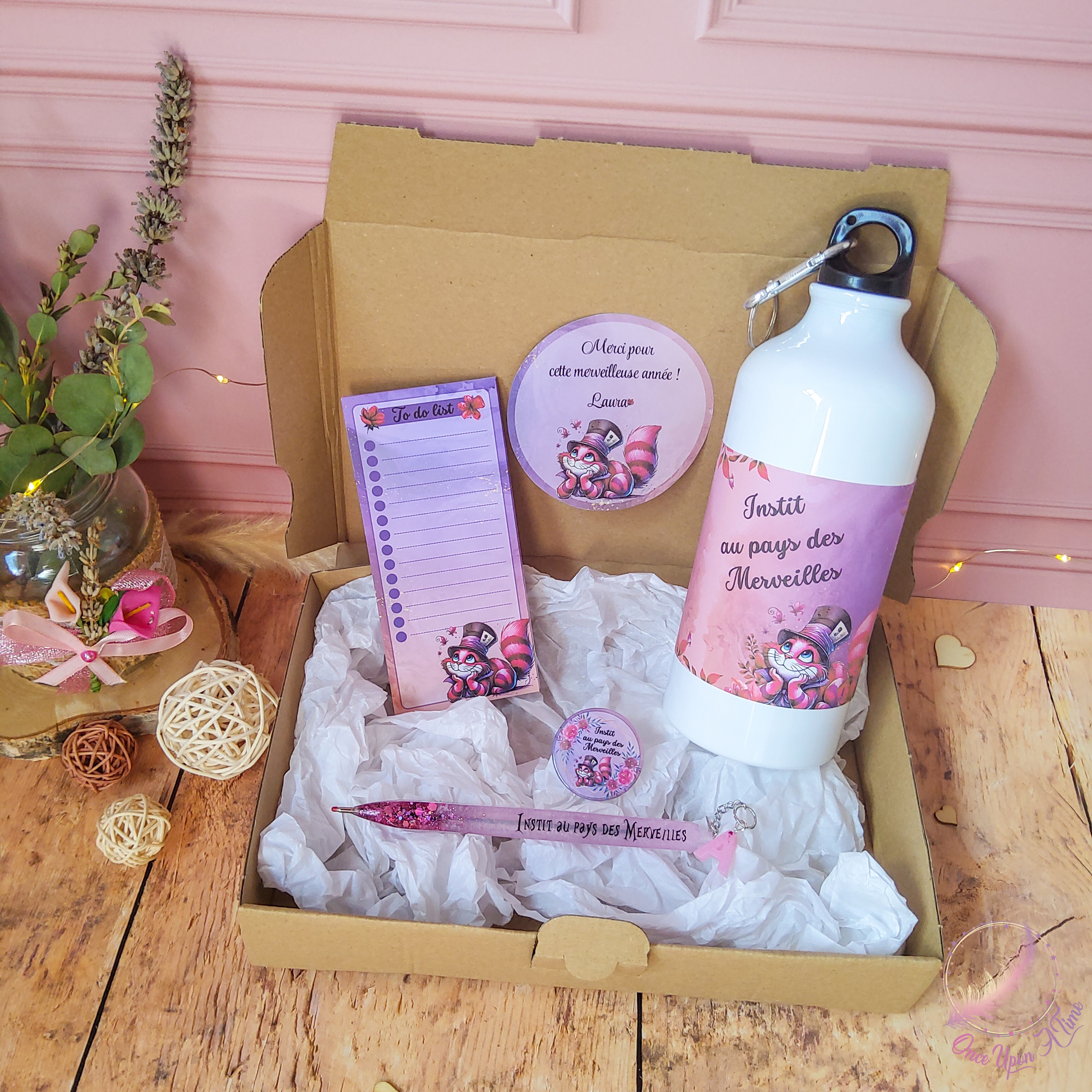 🎁🎀 Coffret cadeau : 1 gourde, 1 bic, 1 badge, 1 to do list - Instit, maîtresse, maître, puéricultrice au pays des Merveilles 🎀🎁
