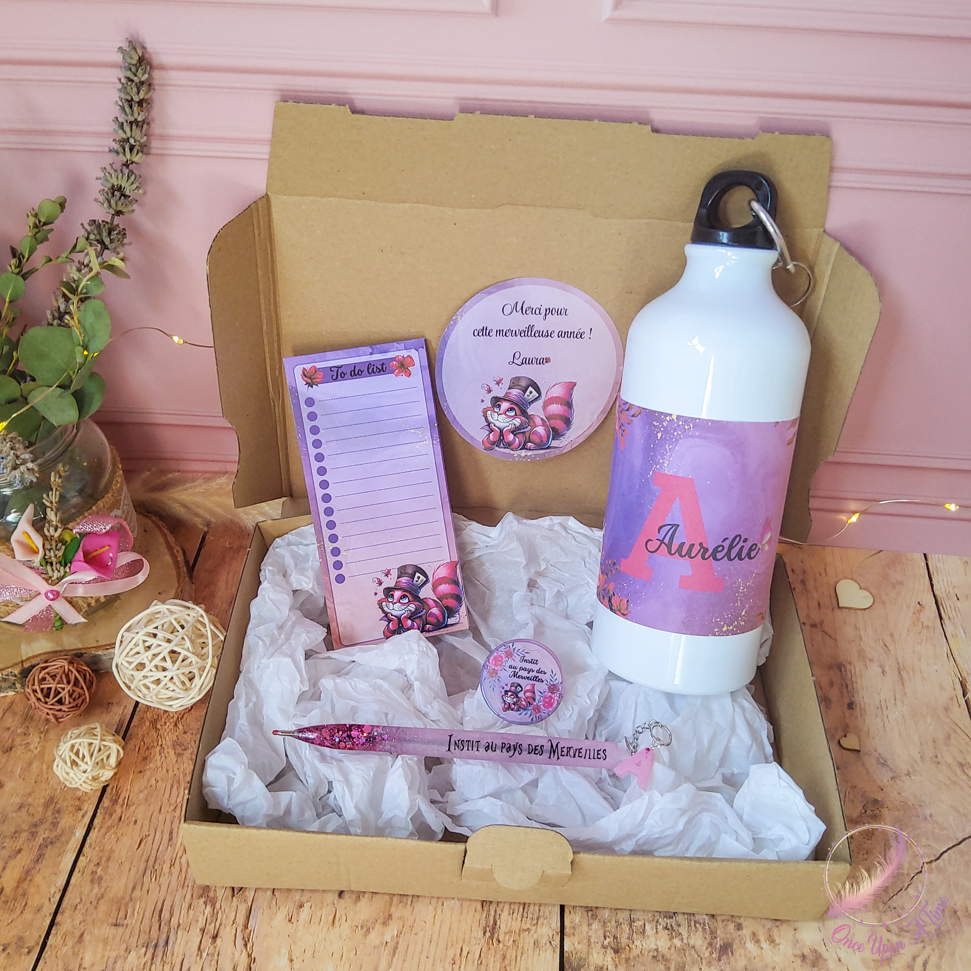 🎁🎀 Coffret cadeau : 1 gourde, 1 bic, 1 badge, 1 to do list - Instit, maîtresse, maître, puéricultrice au pays des Merveilles 🎀🎁