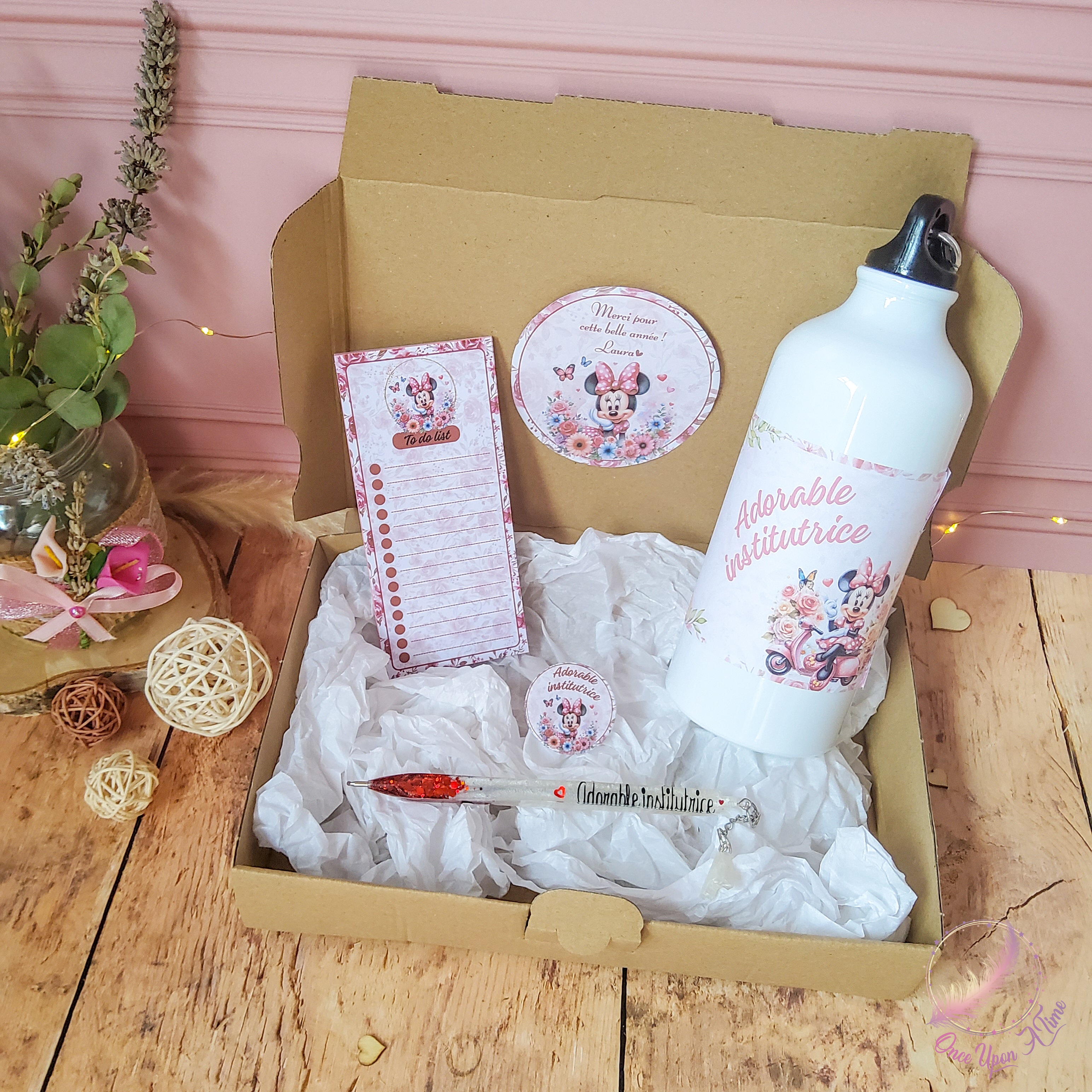 🎁🎀 Coffret cadeau : 1 gourde, 1 bic, 1 badge, 1 to do list - Adorable institutrice, maîtresse, maître, puéricultrice 🎀🎁