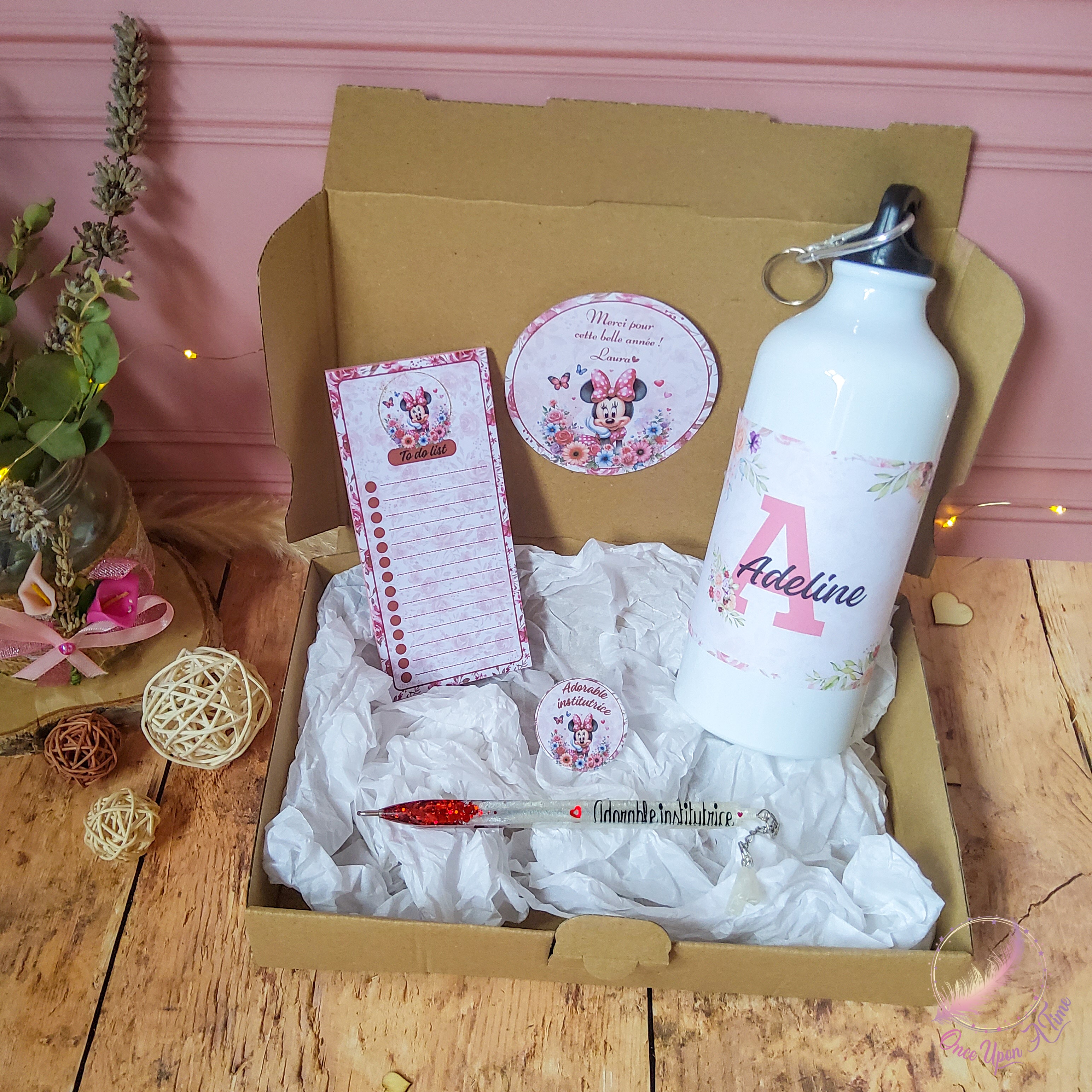 🎁🎀 Coffret cadeau : 1 gourde, 1 bic, 1 badge, 1 to do list - Adorable institutrice, maîtresse, maître, puéricultrice 🎀🎁