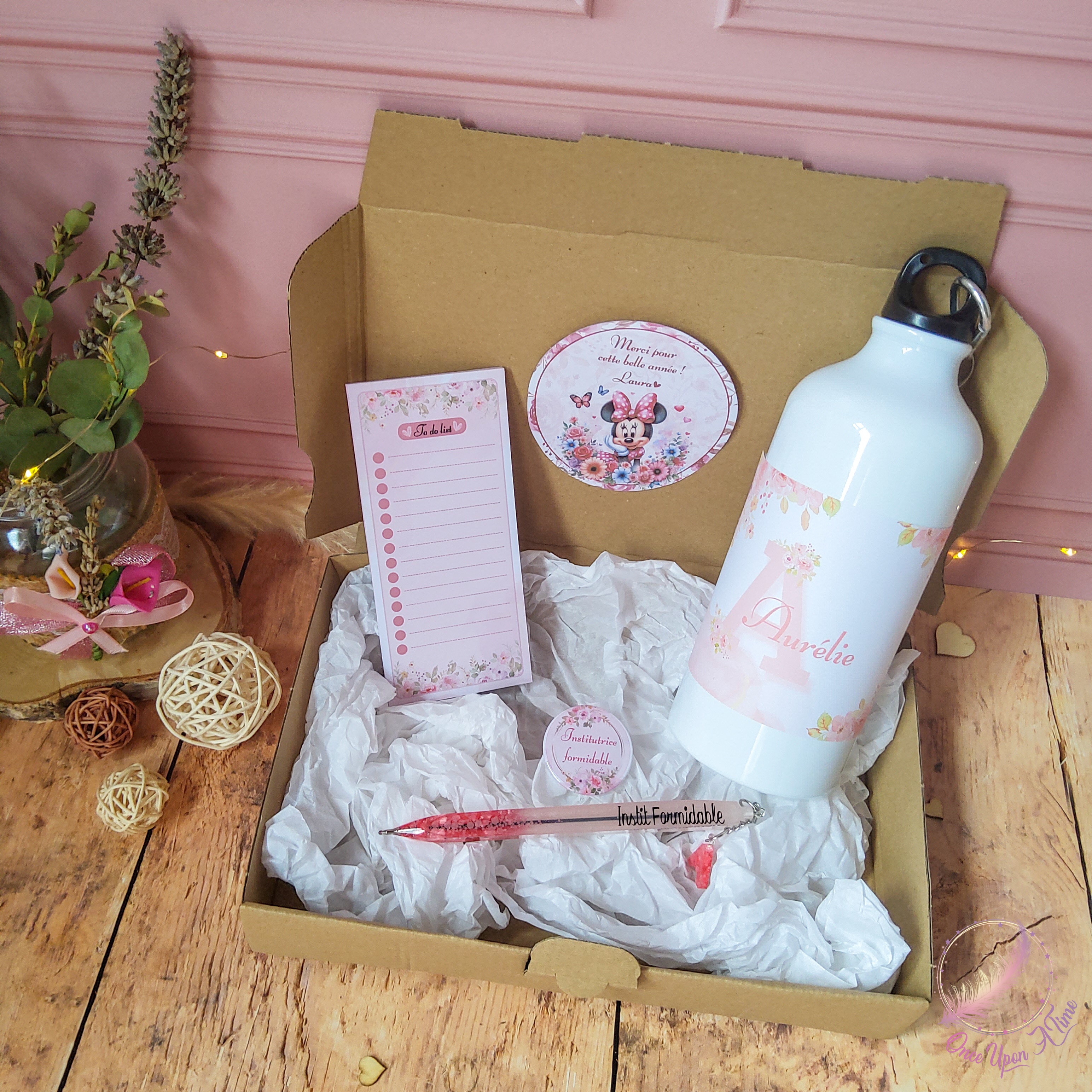 🎁🎀 Coffret cadeau : 1 gourde, 1 bic, 1 badge, 1 to do list - Institutrice, maîtresse, maître, puéricultrice formidable 🎀🎁