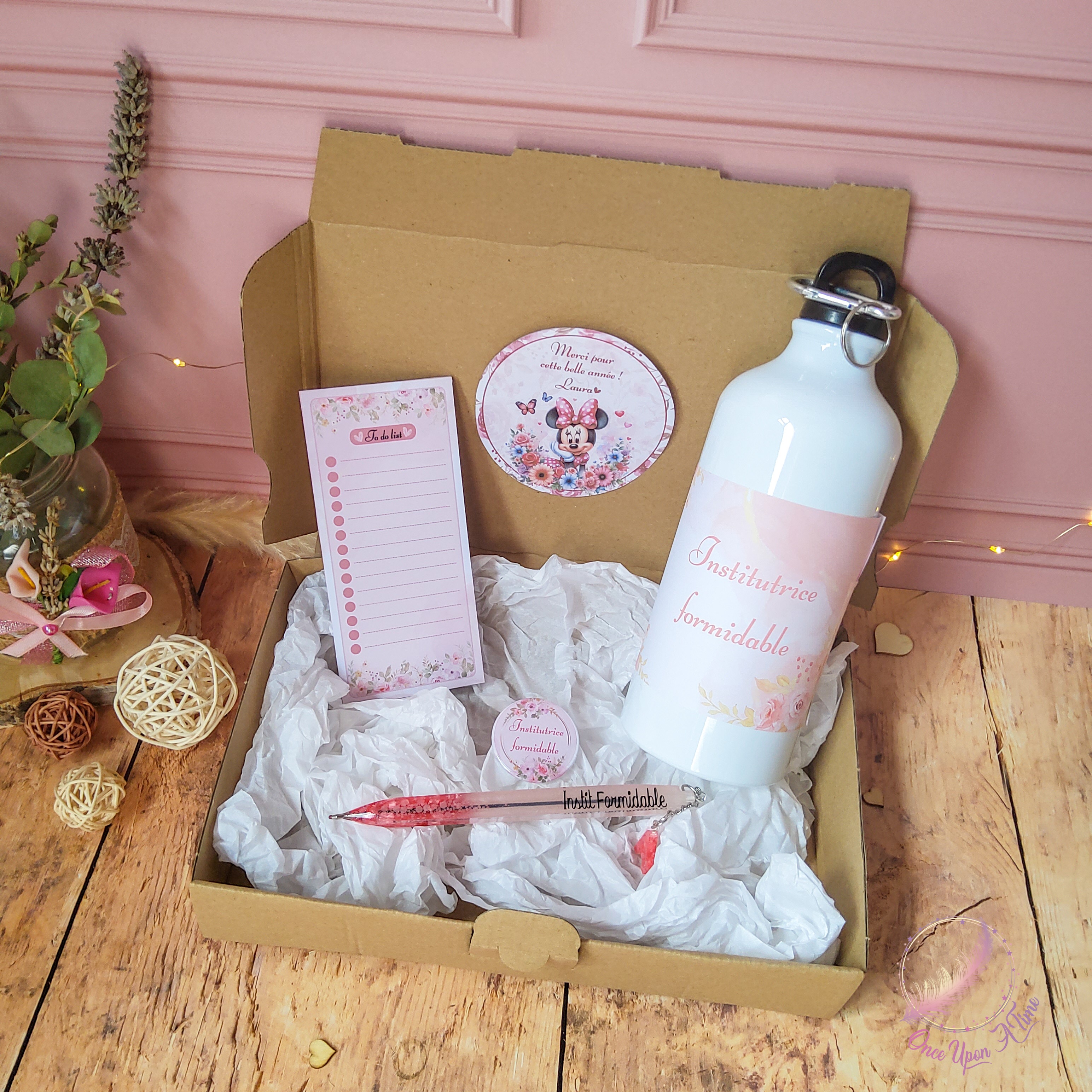 🎁🎀 Coffret cadeau : 1 gourde, 1 bic, 1 badge, 1 to do list - Institutrice, maîtresse, maître, puéricultrice formidable 🎀🎁