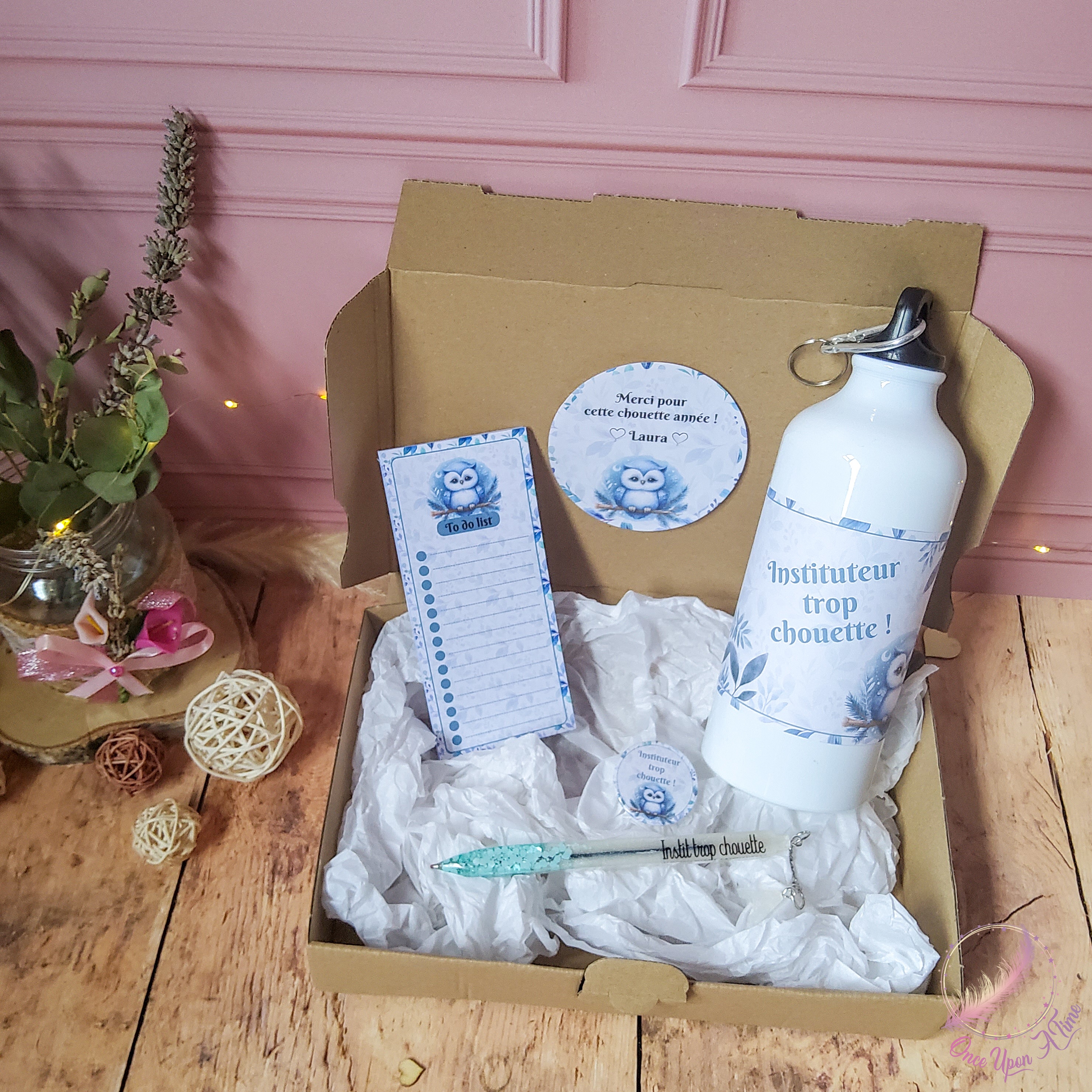 🎁🎀 Coffret cadeau : 1 gourde, 1 bic, 1 badge, 1 to do list - Institutrice, maîtresse, maître, puéricultrice trop chouette 🎀🎁