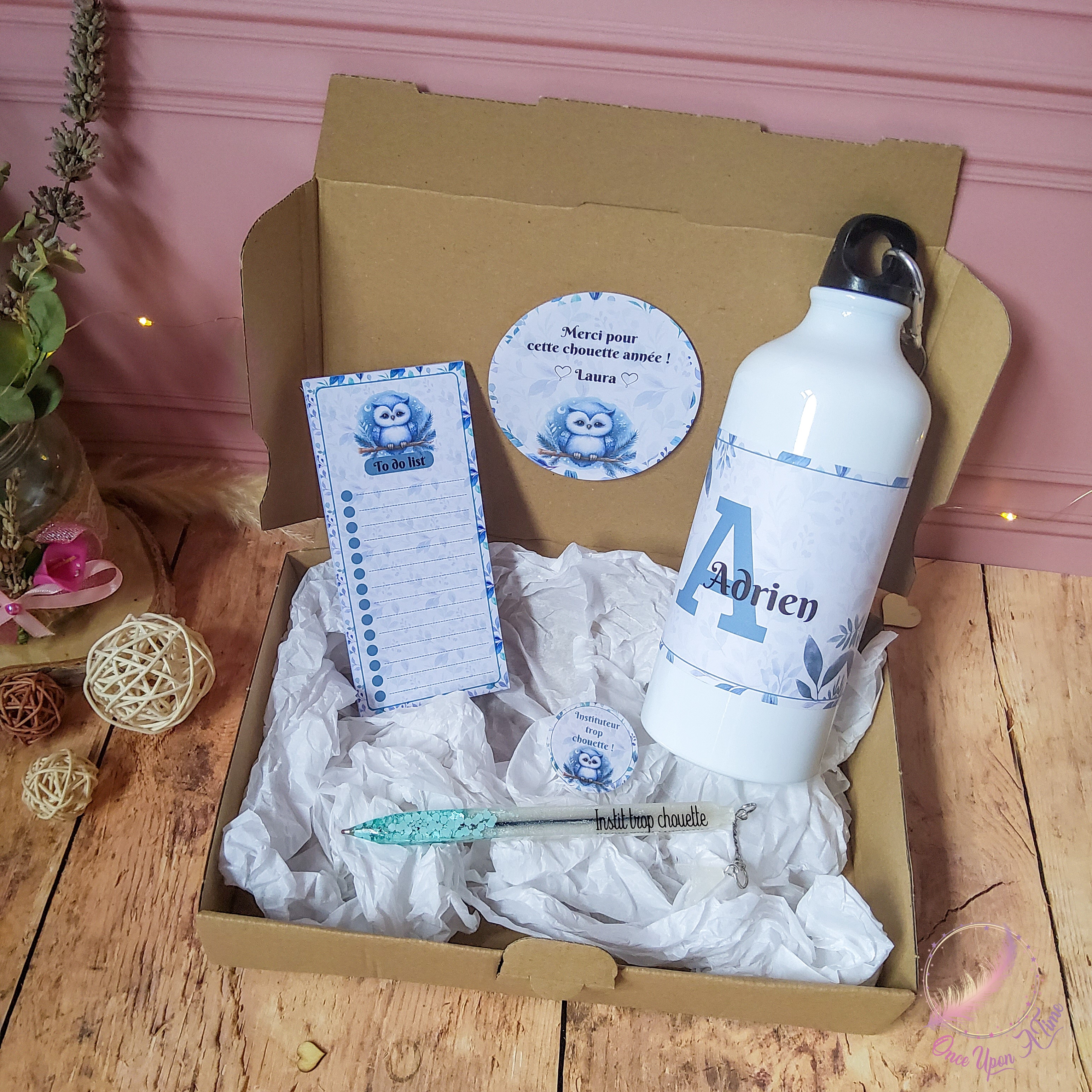 🎁🎀 Coffret cadeau : 1 gourde, 1 bic, 1 badge, 1 to do list - Institutrice, maîtresse, maître, puéricultrice trop chouette 🎀🎁
