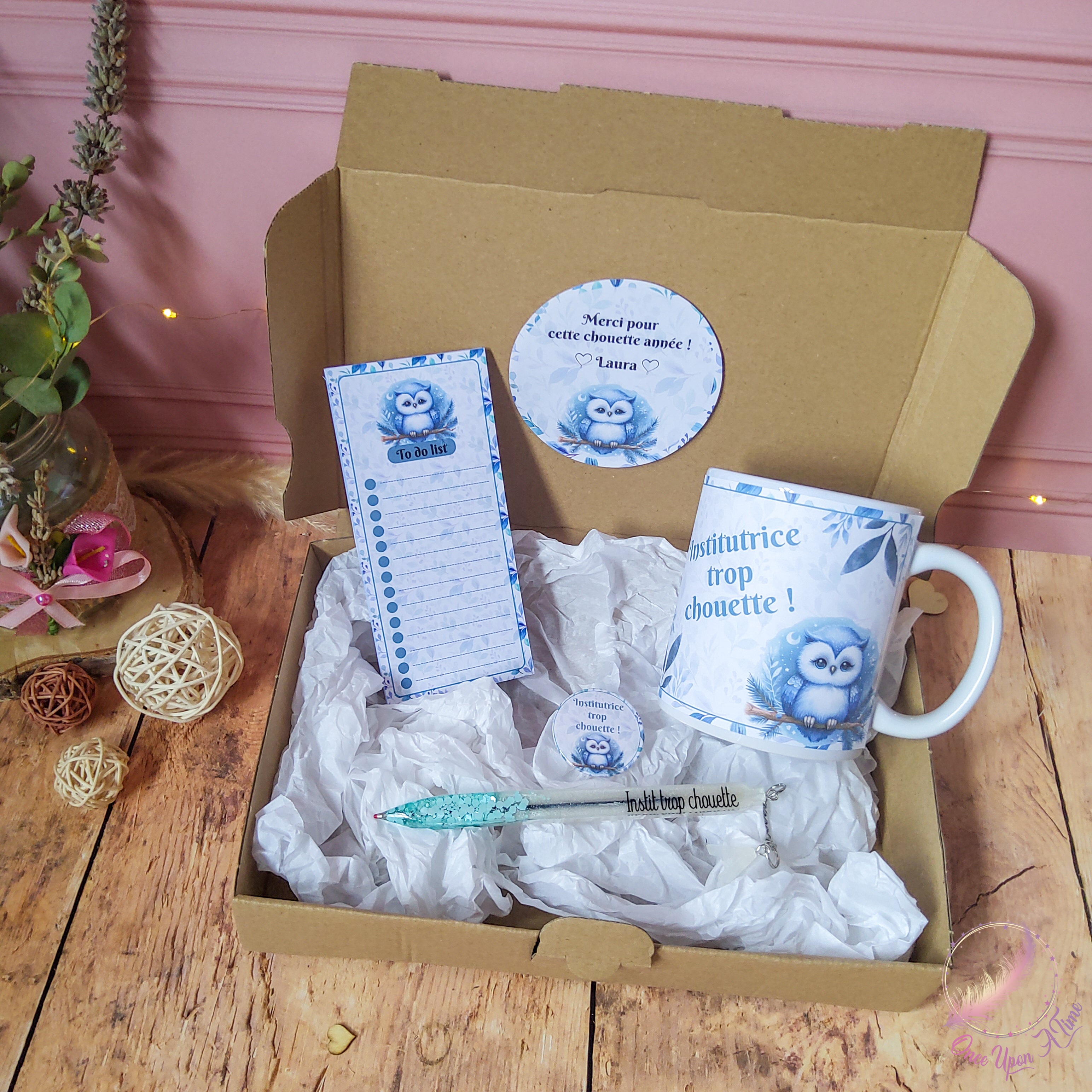 🎁🎀 Coffret cadeau : 1 tasse, 1 bic, 1 badge, 1 to do list - Institutrice, maîtresse, maître, puéricultrice trop chouette 🎀🎁