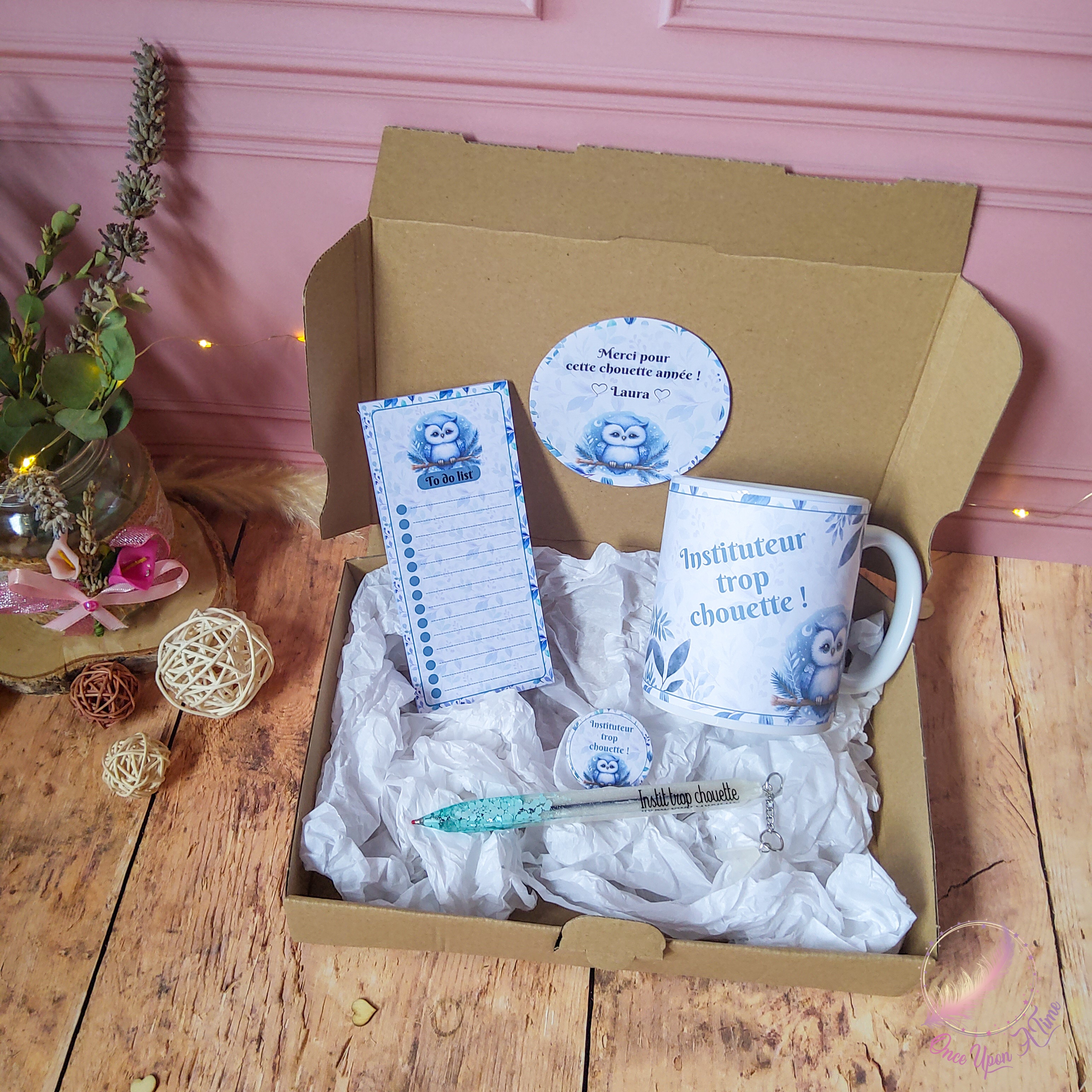 🎁🎀 Coffret cadeau : 1 tasse, 1 bic, 1 badge, 1 to do list - Institutrice, maîtresse, maître, puéricultrice trop chouette 🎀🎁