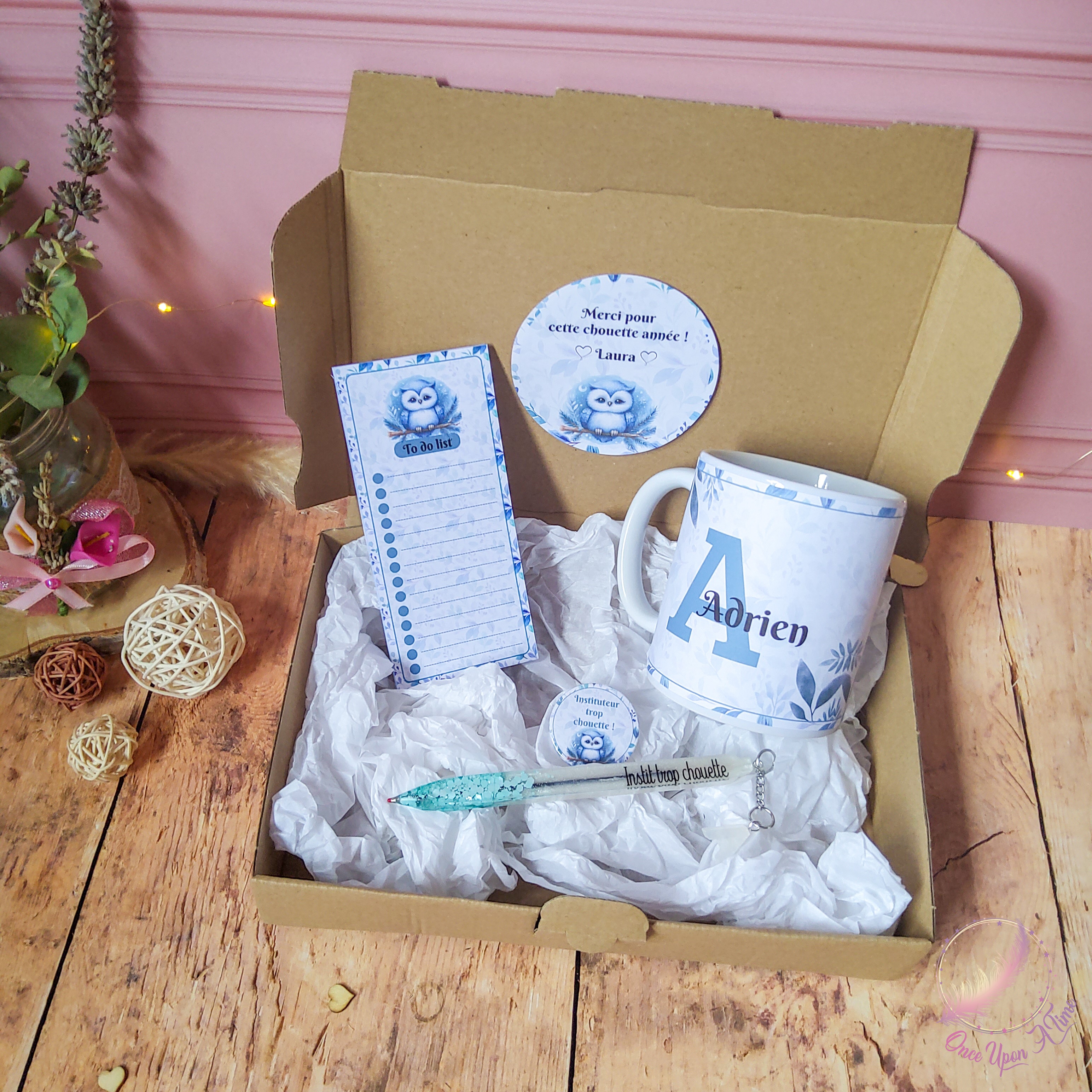 🎁🎀 Coffret cadeau : 1 tasse, 1 bic, 1 badge, 1 to do list - Institutrice, maîtresse, maître, puéricultrice trop chouette 🎀🎁