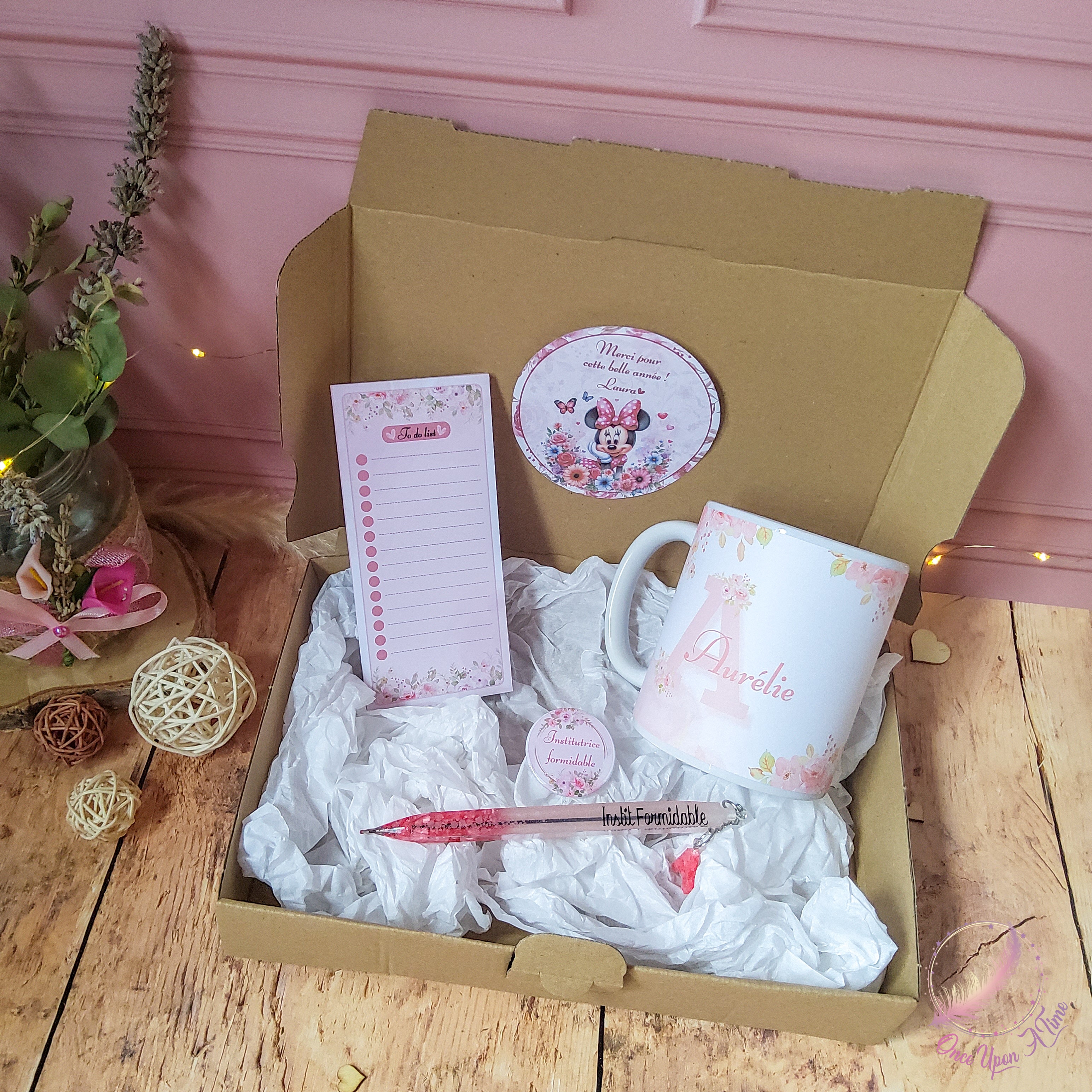 🎁🎀 Coffret cadeau : 1 tasse, 1 bic, 1 badge, 1 to do list - Institutrice, maîtresse, maître, puéricultrice formidable 🎀🎁