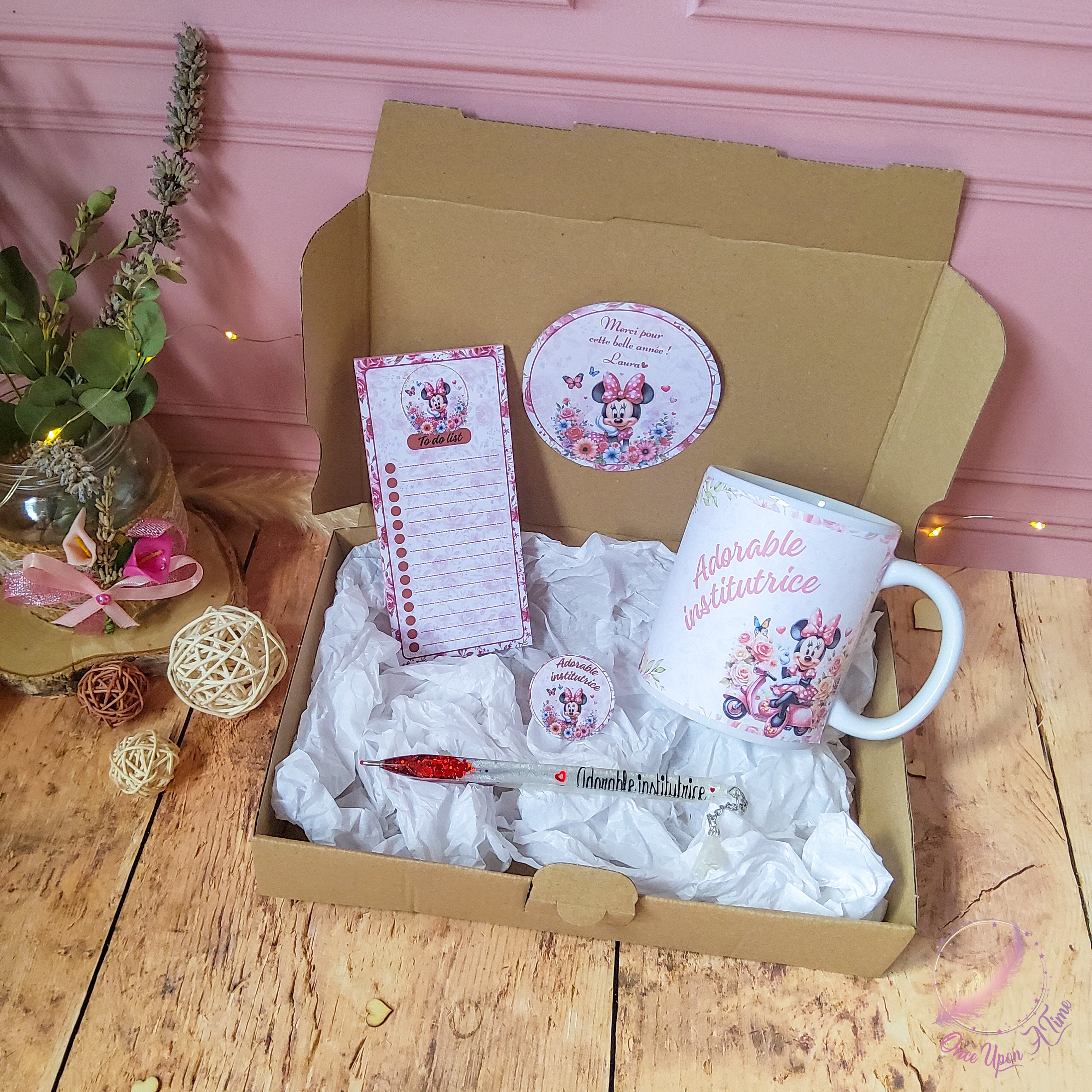 🎁🎀 Coffret cadeau : 1 tasse, 1 bic, 1 badge, 1 to do list - Adorable Institutrice, maîtresse, maître, puéricultrice 🎀🎁