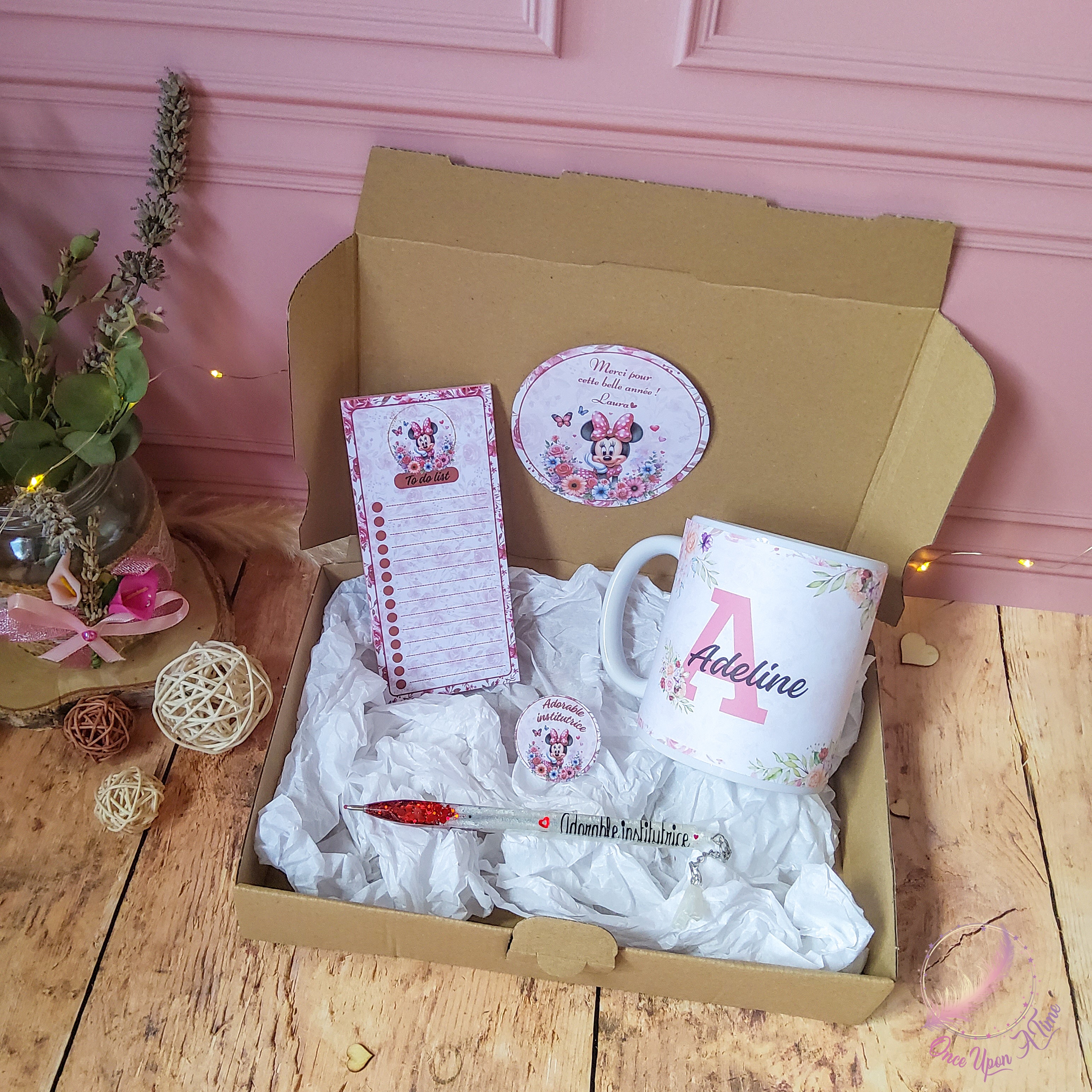 🎁🎀 Coffret cadeau : 1 tasse, 1 bic, 1 badge, 1 to do list - Adorable Institutrice, maîtresse, maître, puéricultrice 🎀🎁