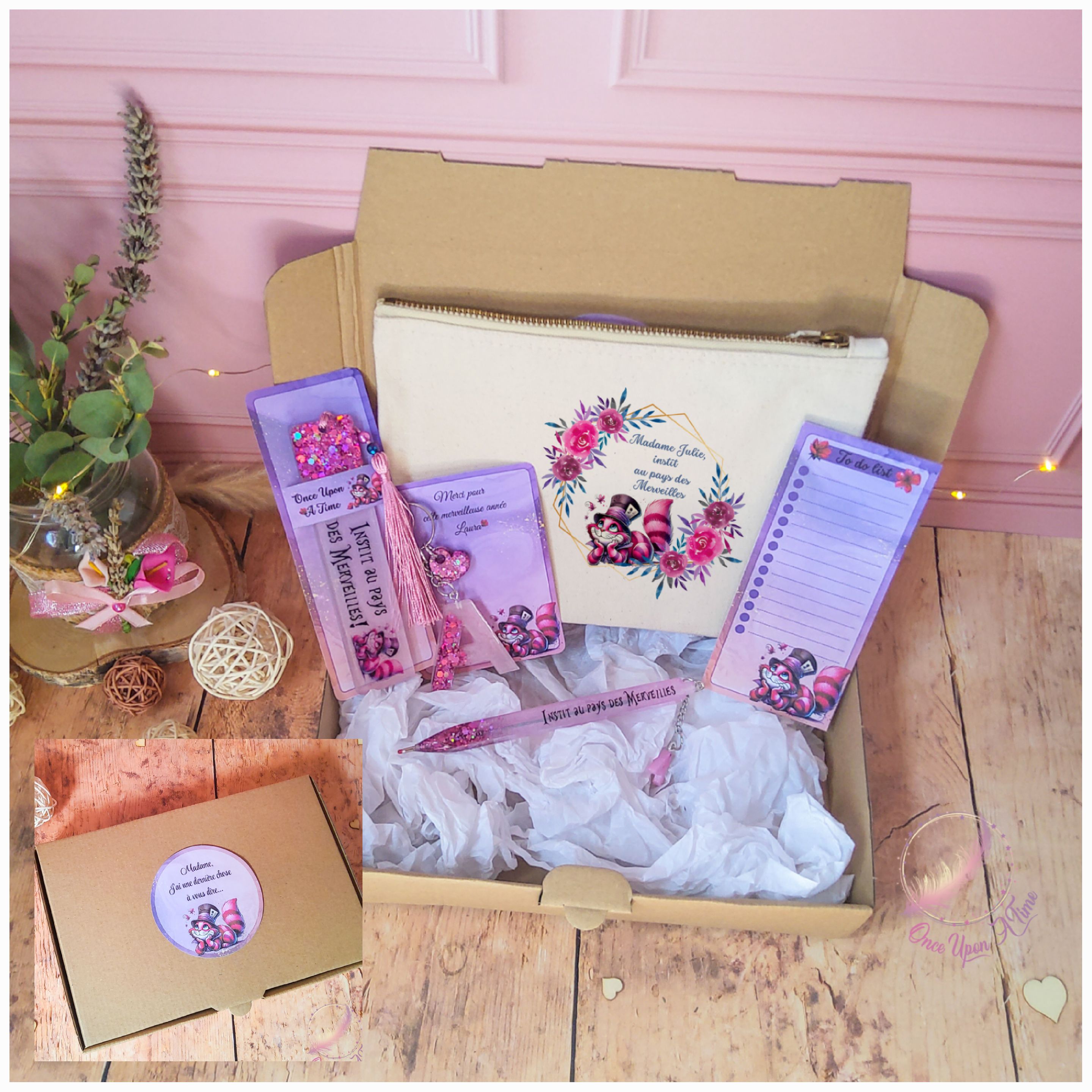 🎁🎀 Coffret cadeau : 1 marque-page, 1 bic, 1 porte-clés, 1 trousse, 1 to do list - Instit, maîtresse, puéricultrice au pays des Merveilles 🎀🎁