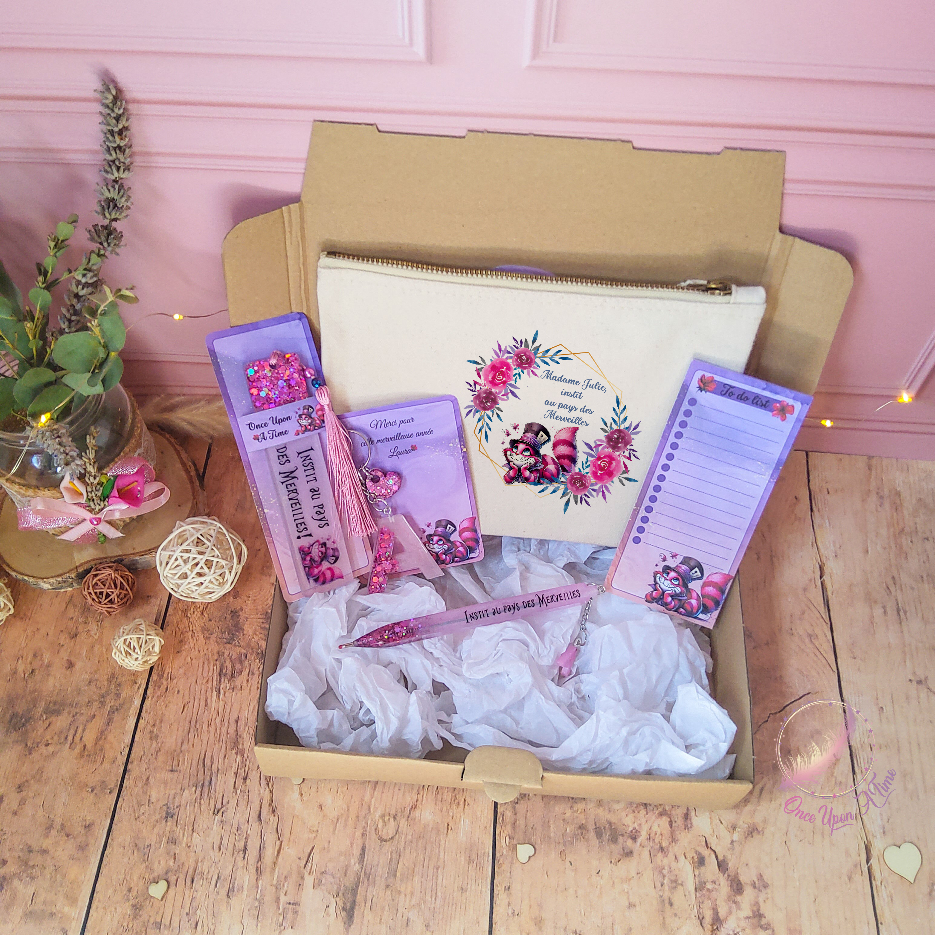 🎁🎀 Coffret cadeau : 1 marque-page, 1 bic, 1 porte-clés, 1 trousse, 1 to do list - Instit, maîtresse, puéricultrice au pays des Merveilles 🎀🎁
