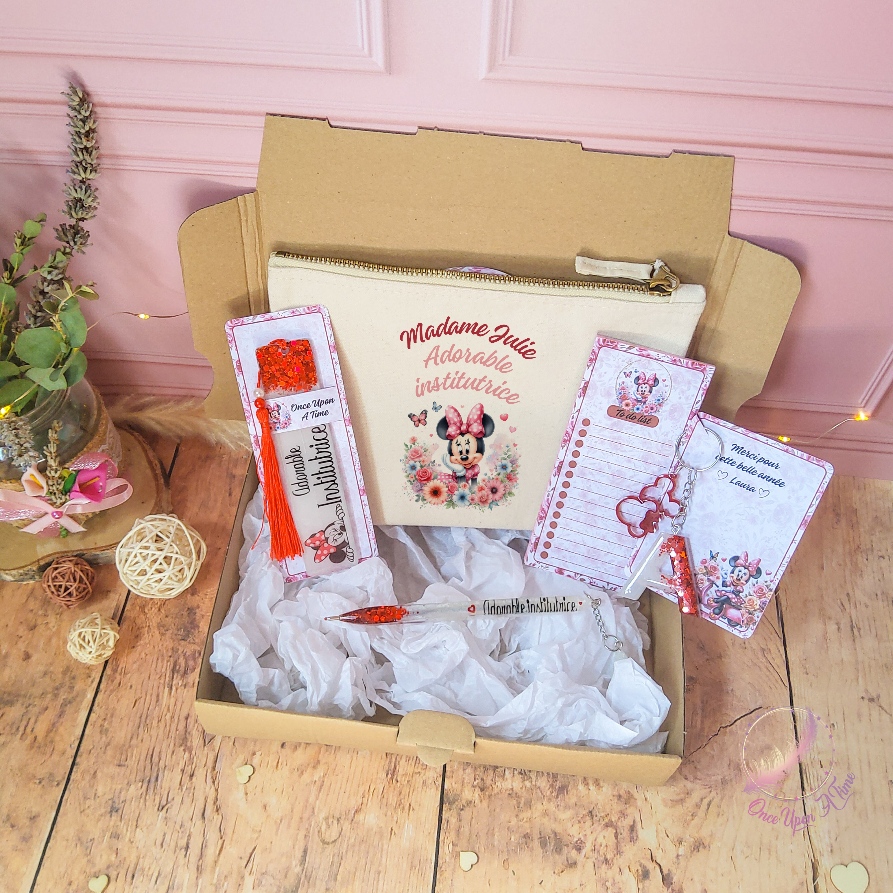 🎁🎀 Coffret cadeau : 1 marque-page, 1 bic, 1 porte-clés, 1 trousse, 1 to do list - Adorable Institutrice, maîtresse, puéricultrice 🎀🎁