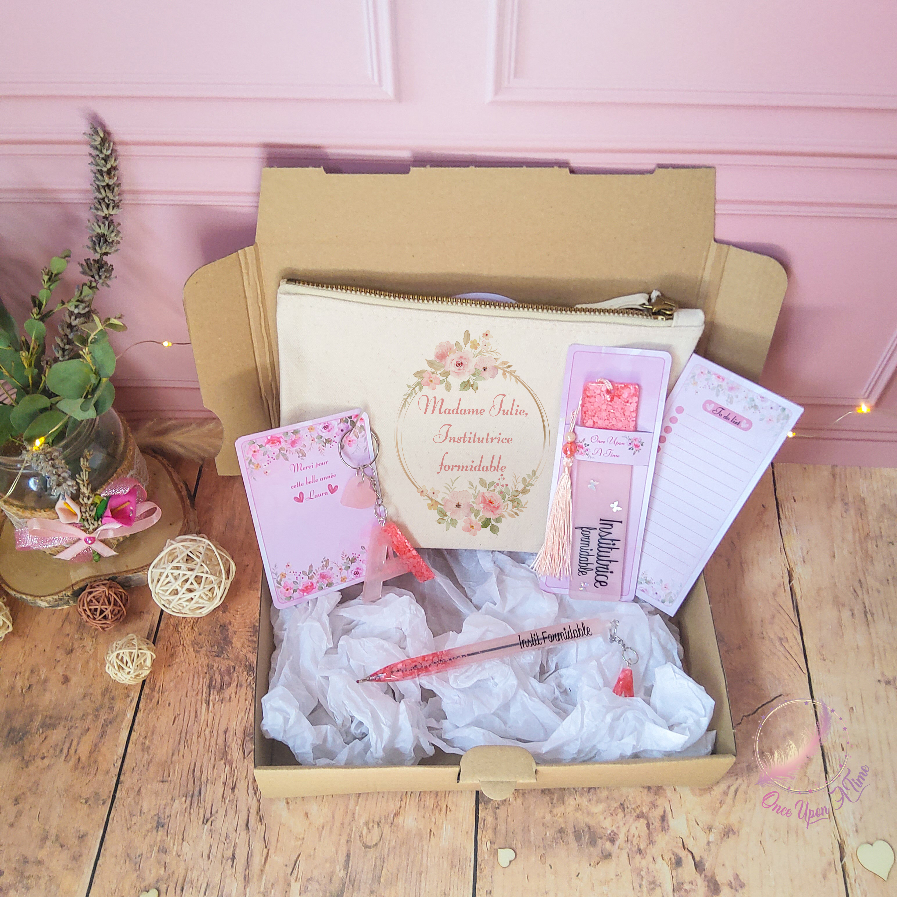 🎁🎀 Coffret cadeau : 1 marque-page, 1 bic, 1 porte-clés, 1 trousse, 1 to do list - Institutrice, maîtresse, puéricultrice formidable 🎀🎁