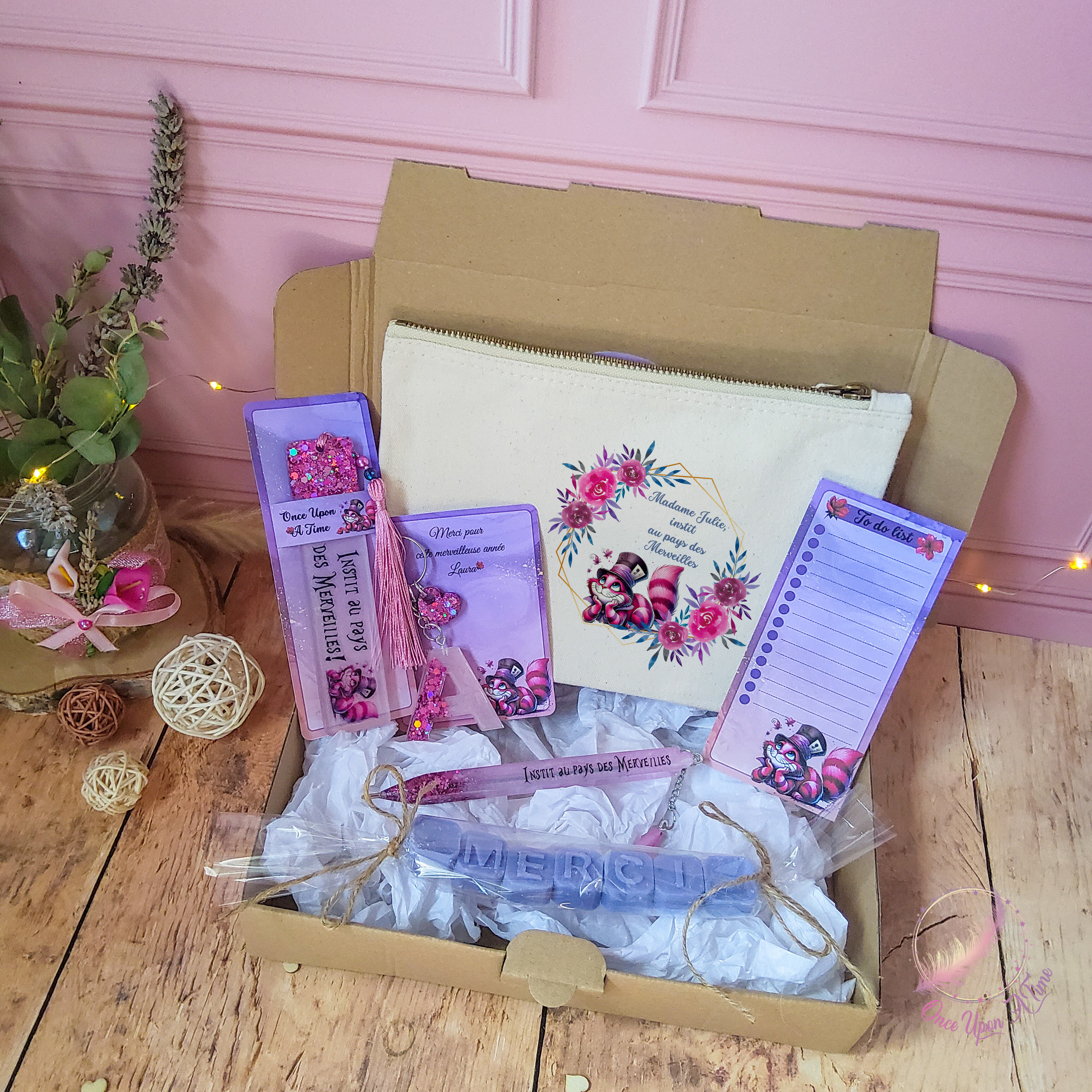 🎁🎀 Coffret cadeau : 1 marque-page, 1 bic, 1 porte-clés, 1 trousse, 1 to do list, 1 fondant parfumé "Merci" - Instit, instituteur, maître, maîtresse, puéricultrice au pays des Merveilles 🎀🎁
