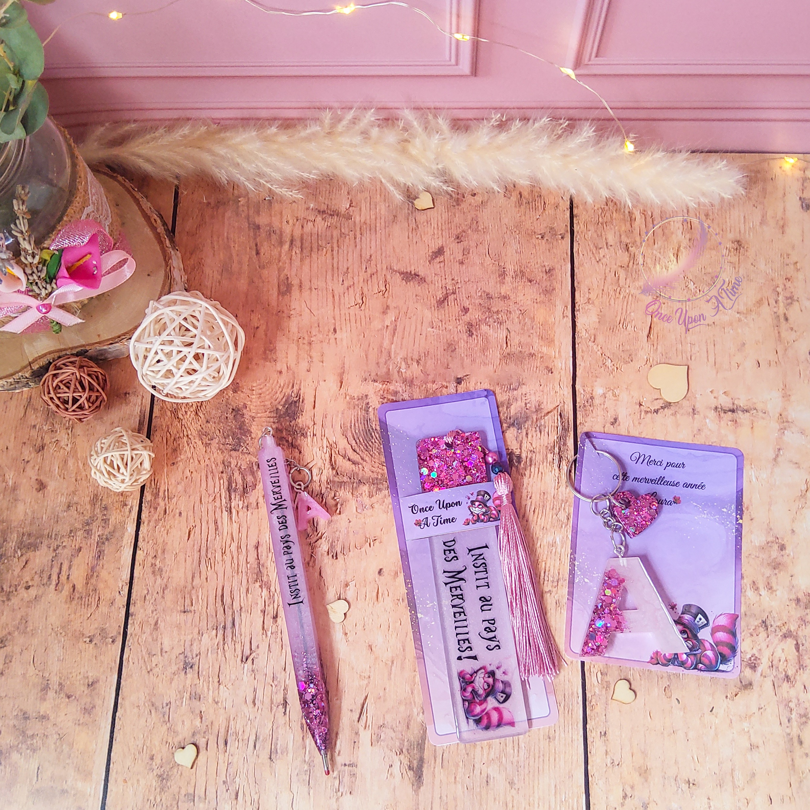 🎁🎀 Coffret cadeau : 1 marque-page, 1 bic, 1 porte-clés, 1 trousse, 1 to do list, 1 fondant parfumé "Merci" - Instit, instituteur, maître, maîtresse, puéricultrice au pays des Merveilles 🎀🎁