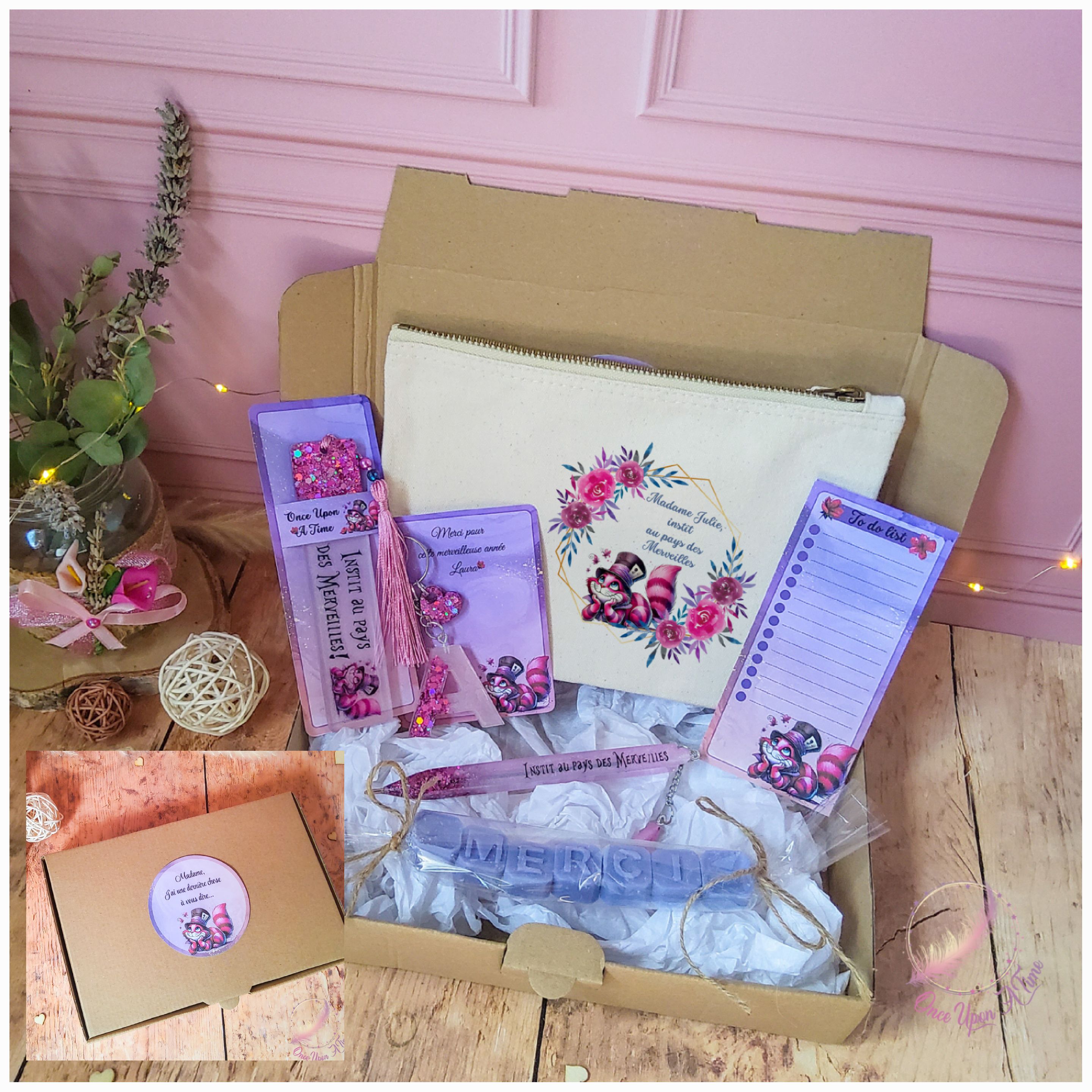🎁🎀 Coffret cadeau : 1 marque-page, 1 bic, 1 porte-clés, 1 trousse, 1 to do list, 1 fondant parfumé "Merci" - Instit, instituteur, maître, maîtresse, puéricultrice au pays des Merveilles 🎀🎁