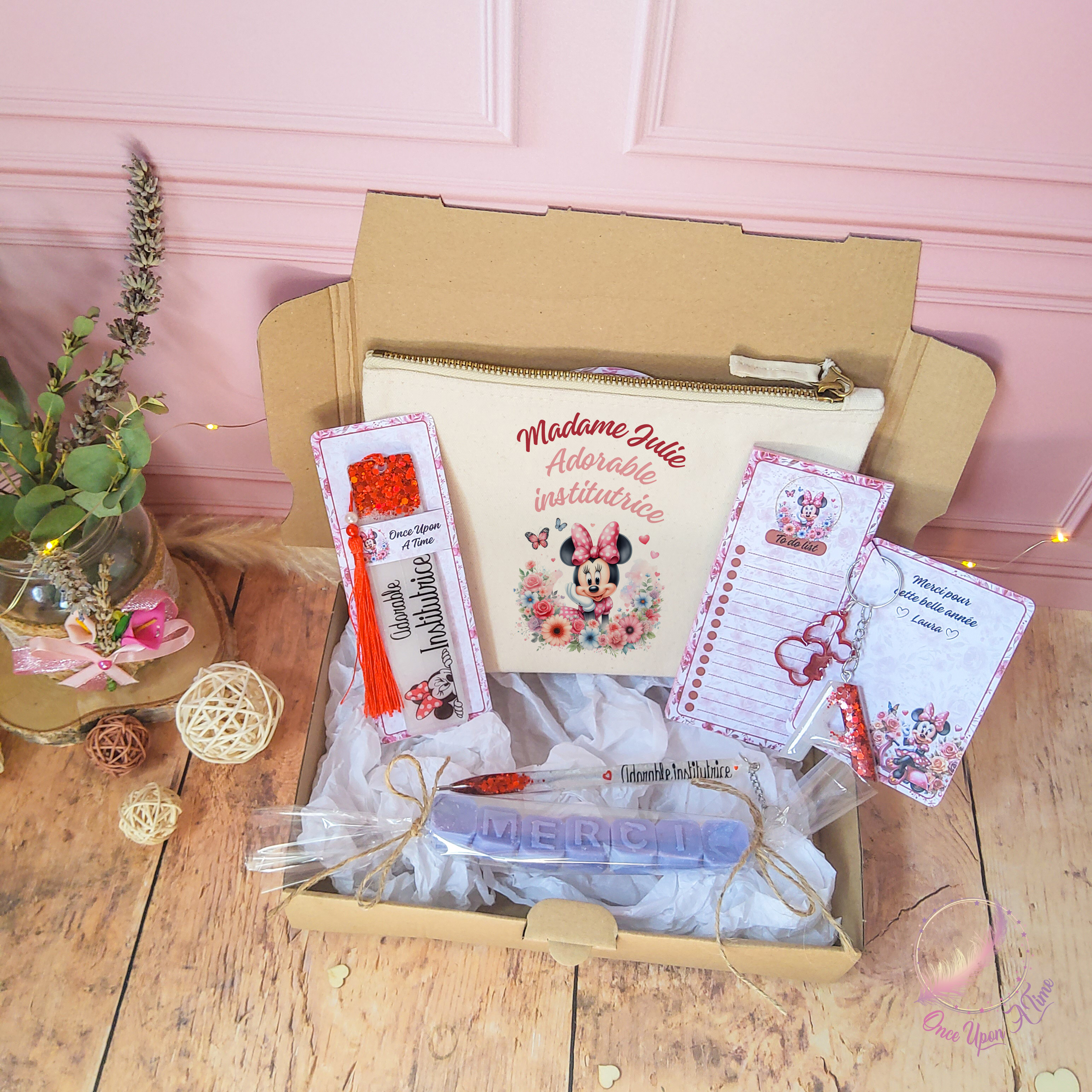 🎁🎀 Coffret cadeau : 1 marque-page, 1 bic, 1 porte-clés, 1 trousse, 1 to do list, 1 fondant parfumé "Merci" - Adorable Institutrice, instituteur, maître, maîtresse, puéricultrice 🎀🎁