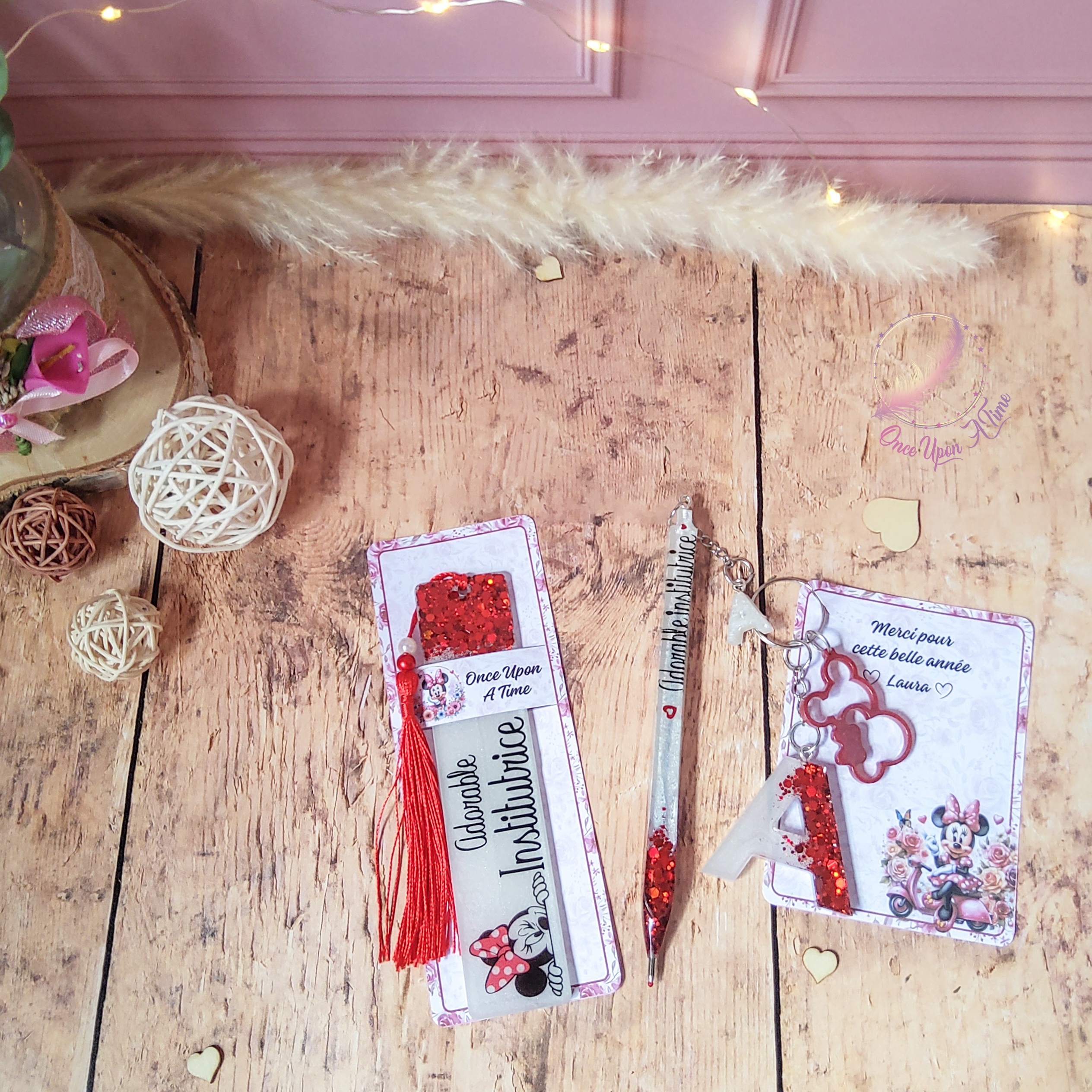 🎁🎀 Coffret cadeau : 1 marque-page, 1 bic, 1 porte-clés, 1 trousse, 1 to do list, 1 fondant parfumé "Merci" - Adorable Institutrice, instituteur, maître, maîtresse, puéricultrice 🎀🎁