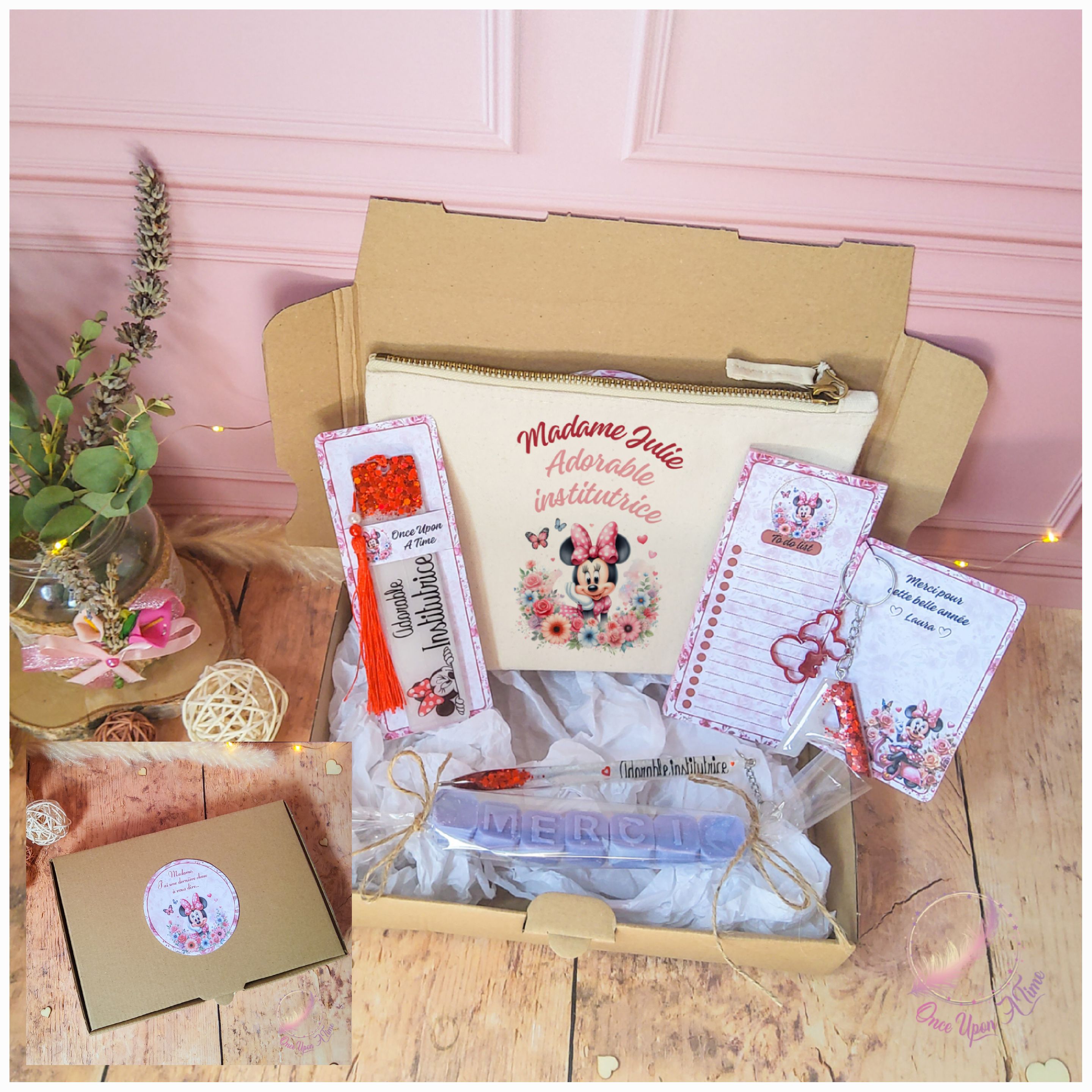 🎁🎀 Coffret cadeau : 1 marque-page, 1 bic, 1 porte-clés, 1 trousse, 1 to do list, 1 fondant parfumé "Merci" - Adorable Institutrice, instituteur, maître, maîtresse, puéricultrice 🎀🎁