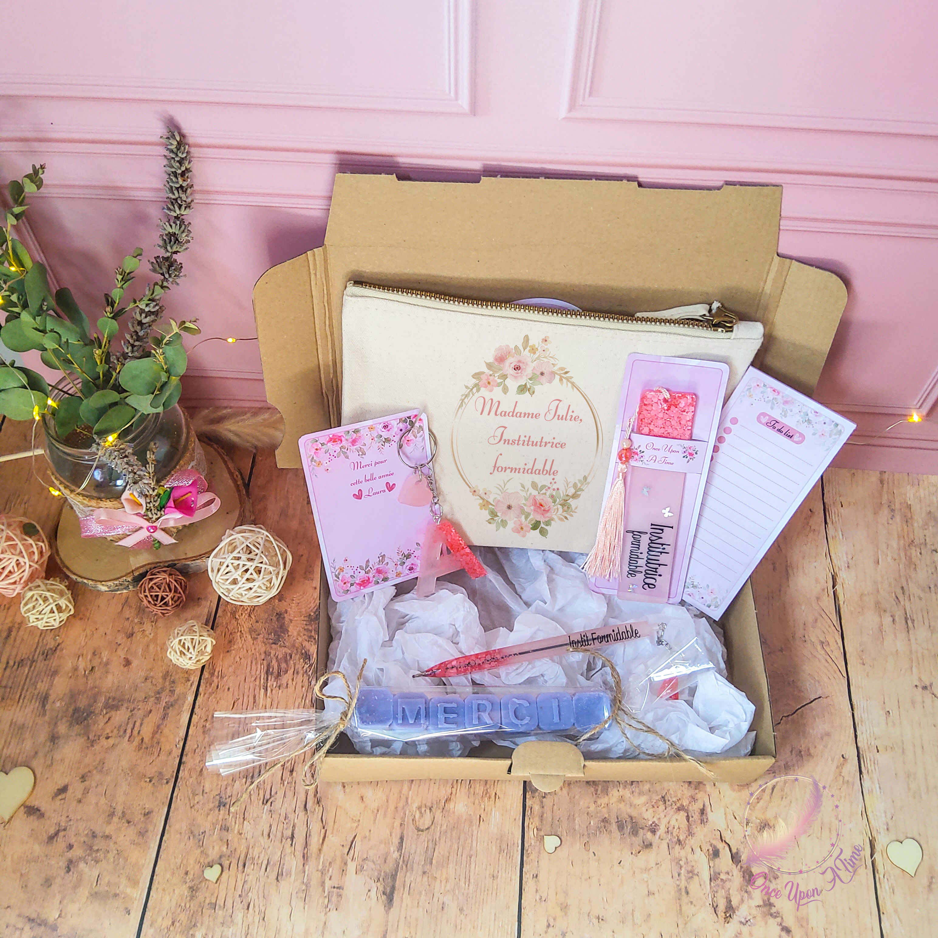 🎁🎀 Coffret cadeau : 1 marque-page, 1 bic, 1 porte-clés, 1 trousse, 1 to do list, 1 fondant parfumé "Merci" - Institutrice, instituteur, maître, maîtresse, puéricultrice formidable 🎀🎁