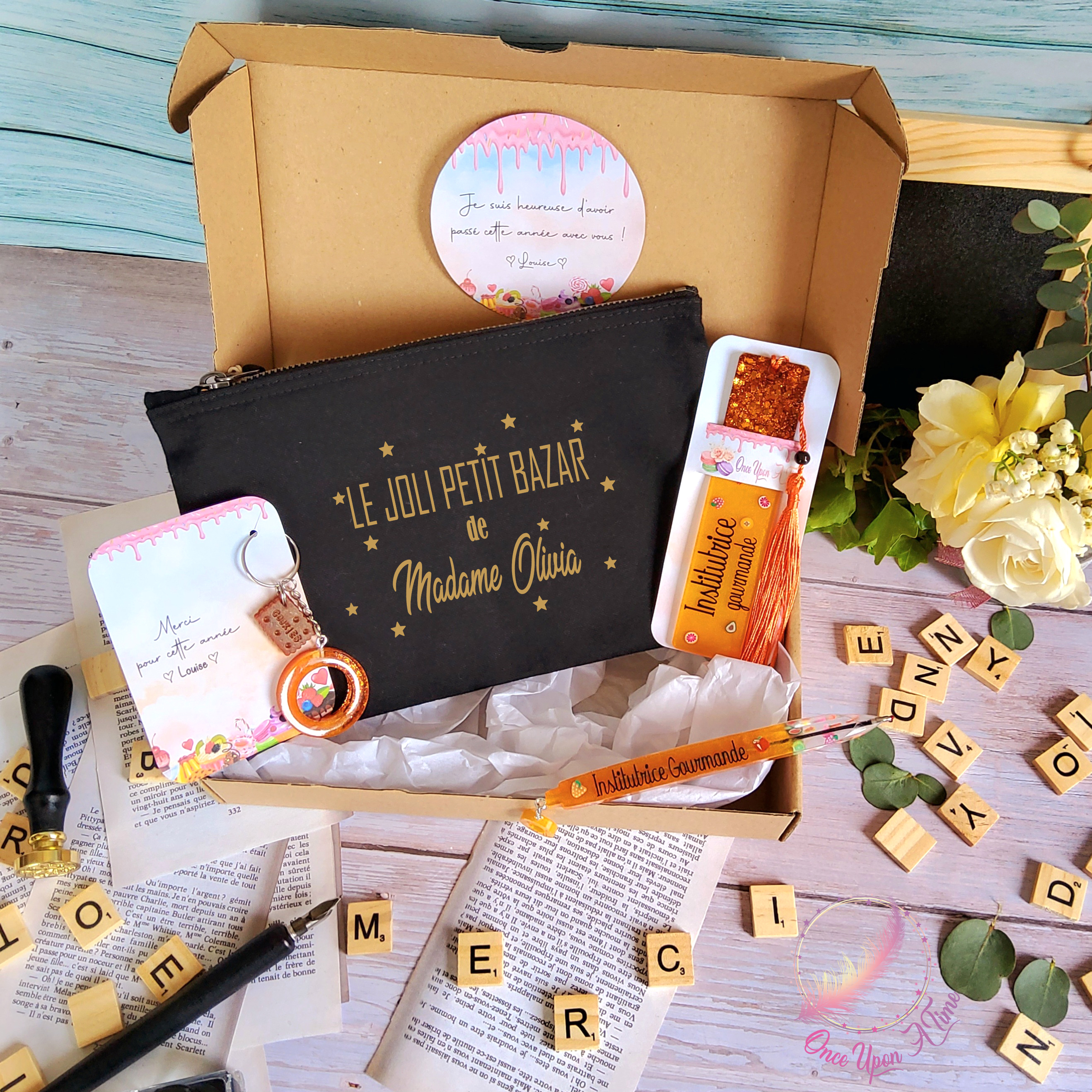 🎁🎀 Coffret cadeau : 1 marque-page, 1 bic, 1 porte-clés, 1 trousse - Institutrice gourmande 🎀🎁
