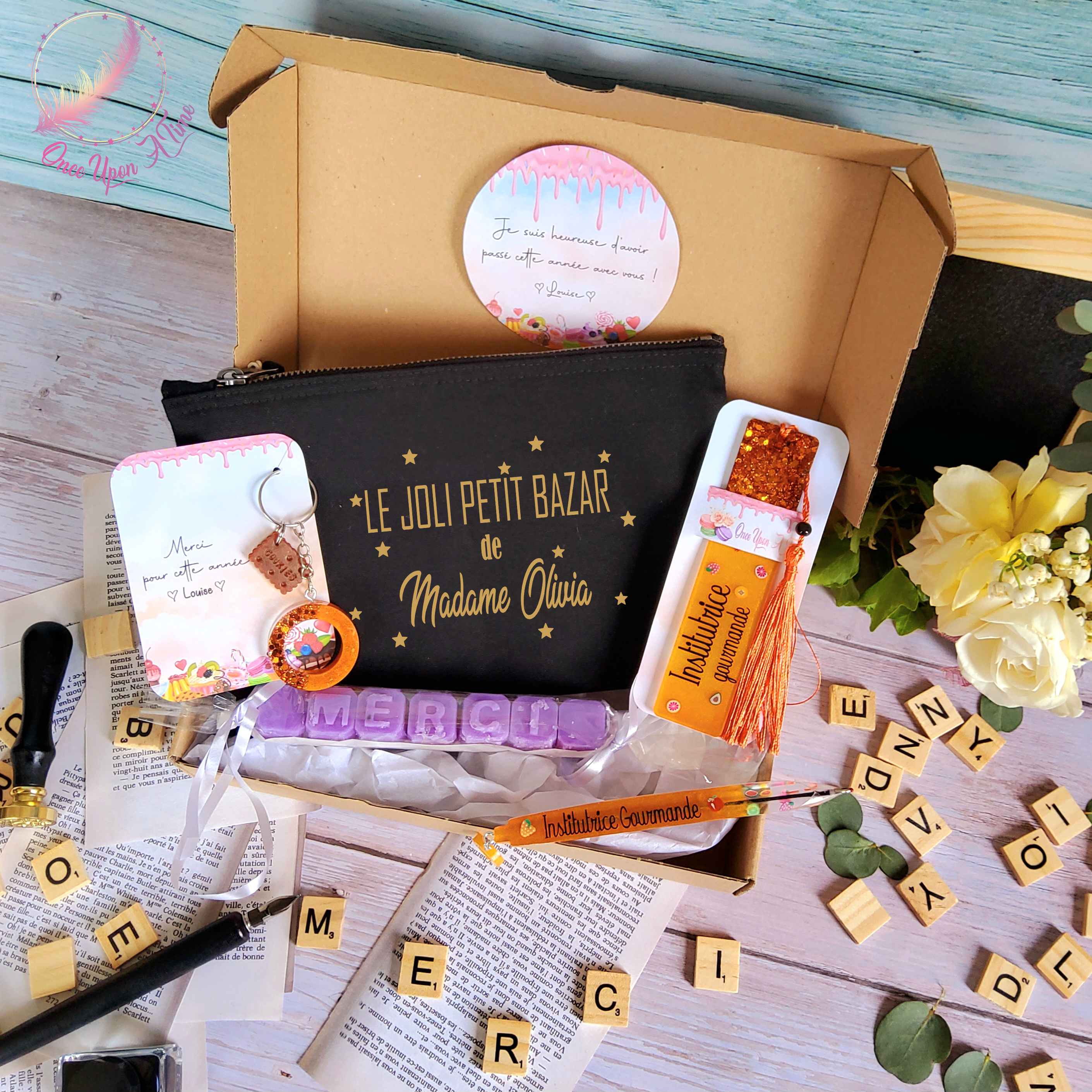 🎁🎀 Coffret cadeau : 1 marque-page, 1 bic, 1 porte-clés, 1 trousse, 1 fondant parfumé "Merci" - Institutrice gourmande 🎀🎁
