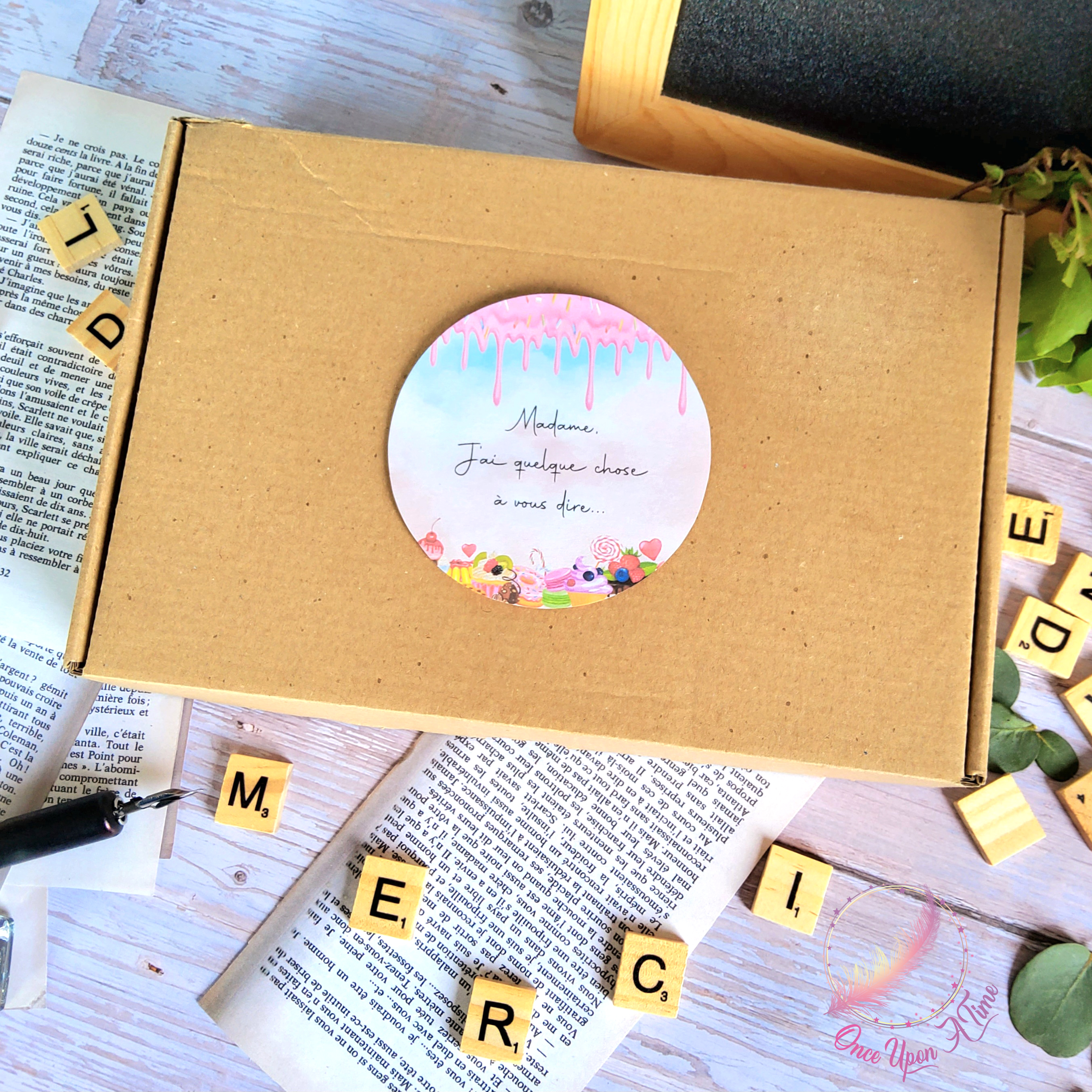 🎁🎀 Coffret cadeau : 1 marque-page, 1 bic, 1 porte-clés, 1 trousse - Institutrice gourmande 🎀🎁