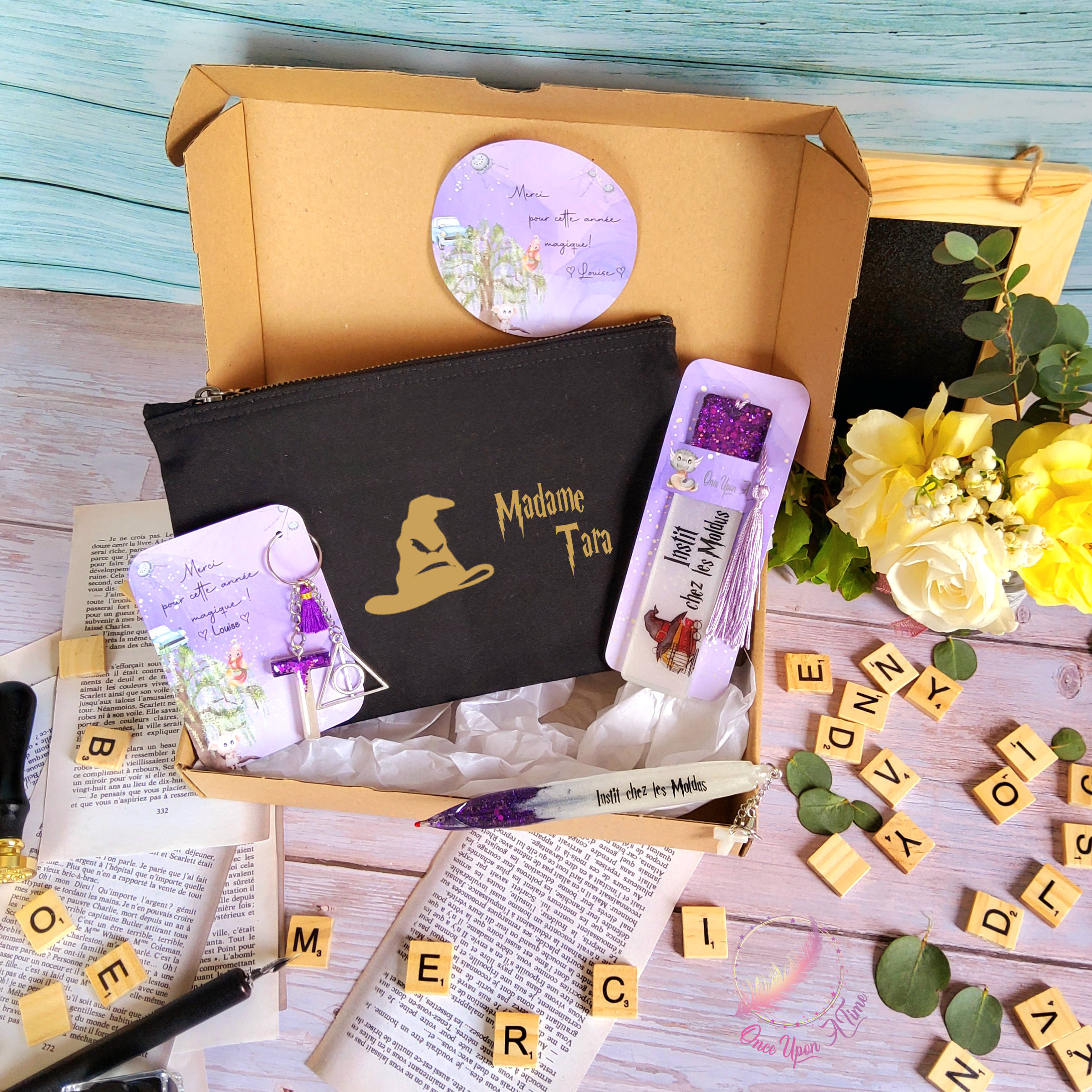 🎁🎀 Coffret cadeau : 1 marque-page, 1 bic, 1 porte-clés, 1 trousse - Instit chez les Moldus 🎀🎁