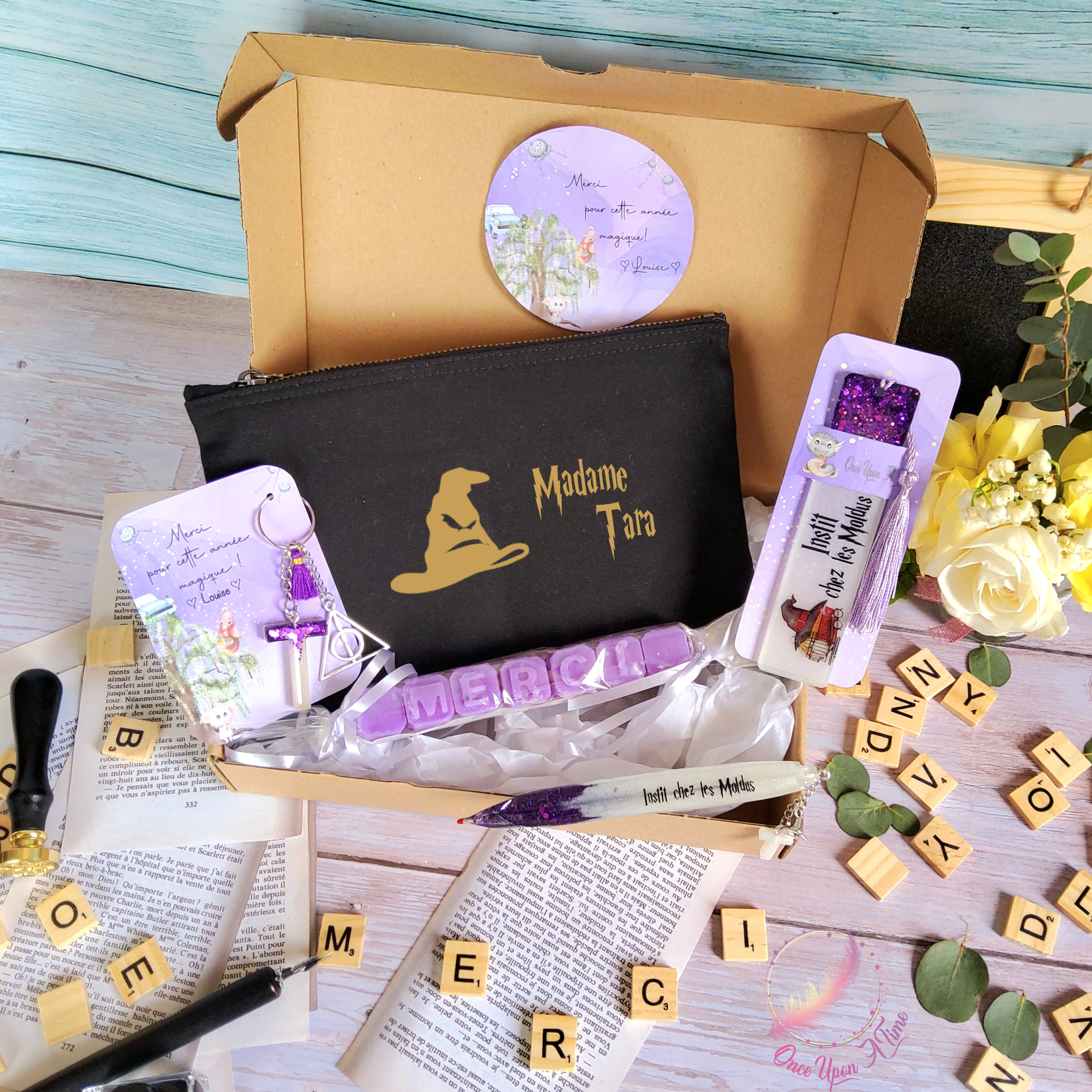 🎁🎀 Coffret cadeau : 1 marque-page, 1 bic, 1 porte-clés, 1 trousse, 1 fondant parfumé "Merci" - Instit chez les Moldus 🎀🎁