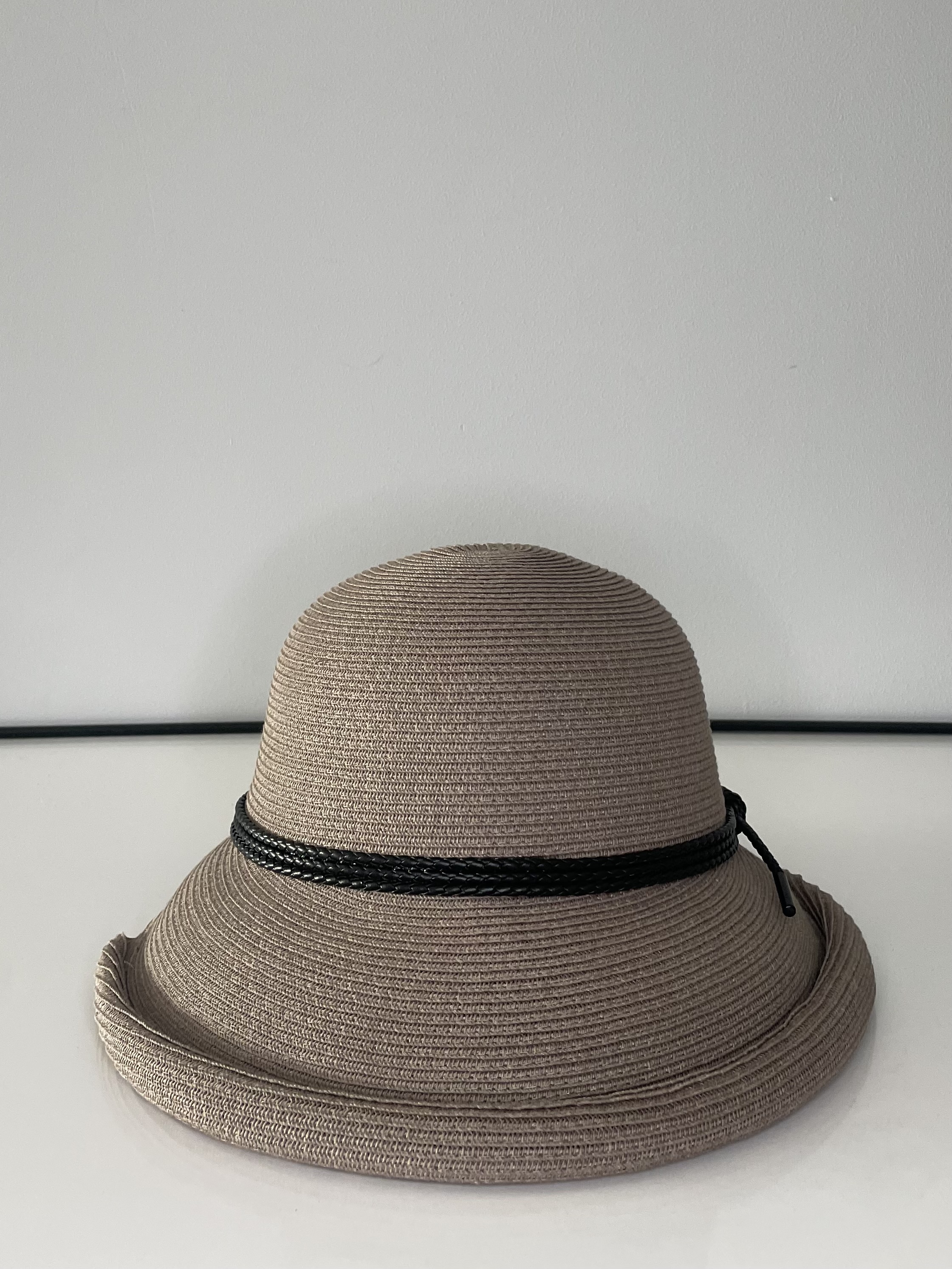 Taupe spalvos skrybėlė 150 SK S3