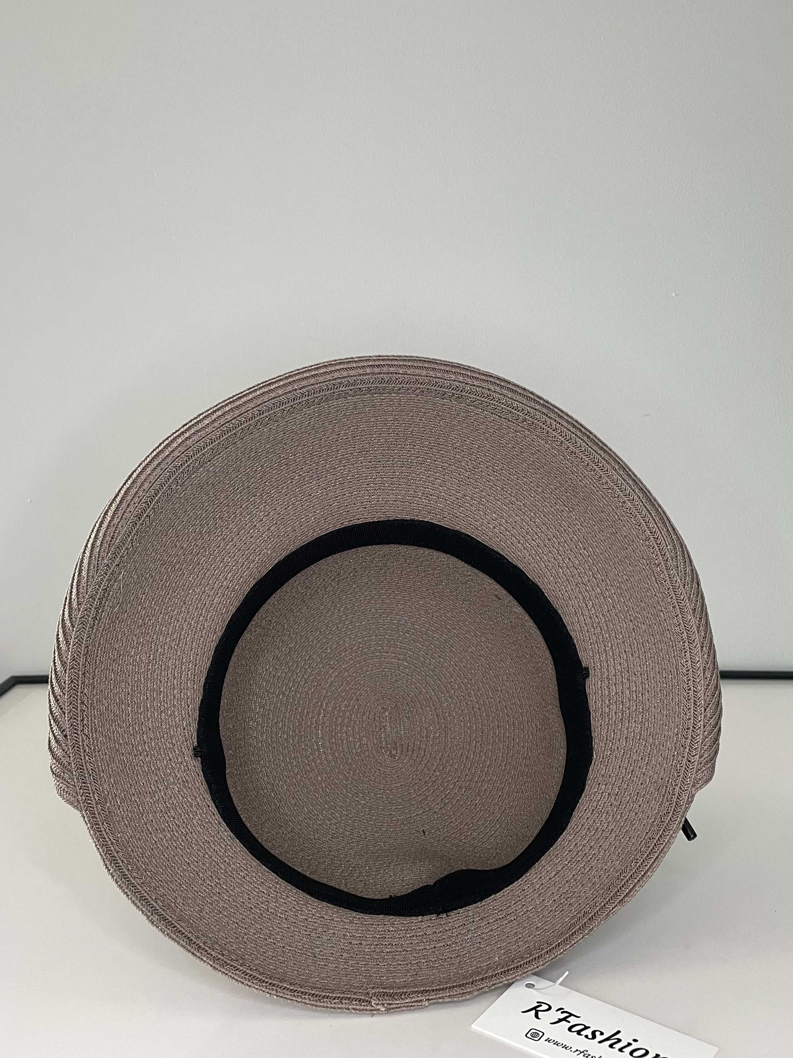 Taupe spalvos skrybėlė 150 SK S3