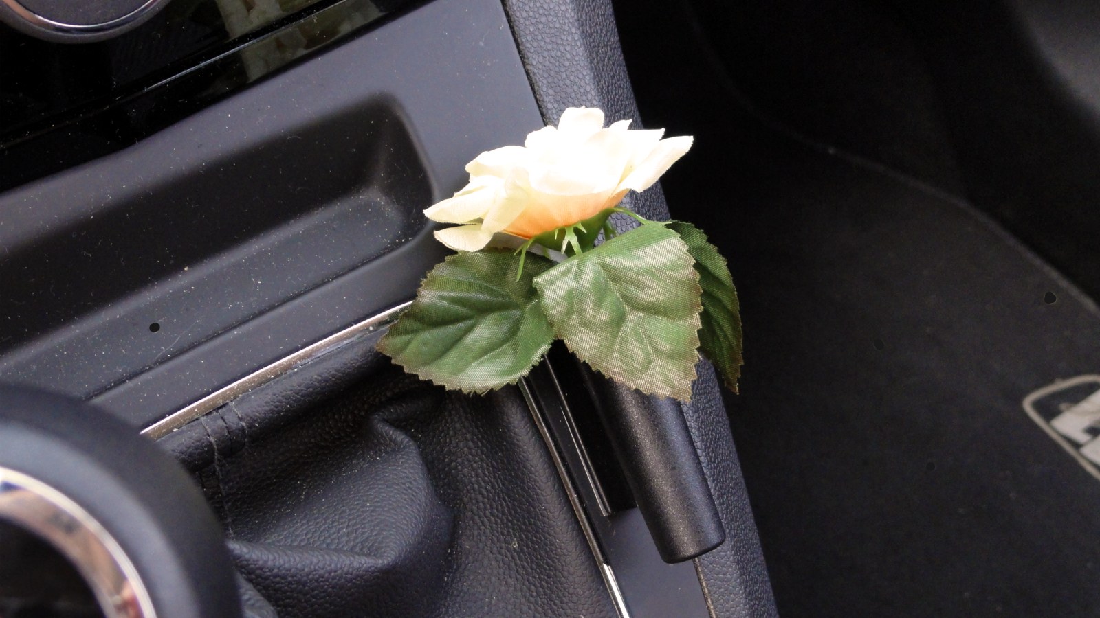 Kleine gelbe Rose mit Auto Vase Blumenvase und Halterung