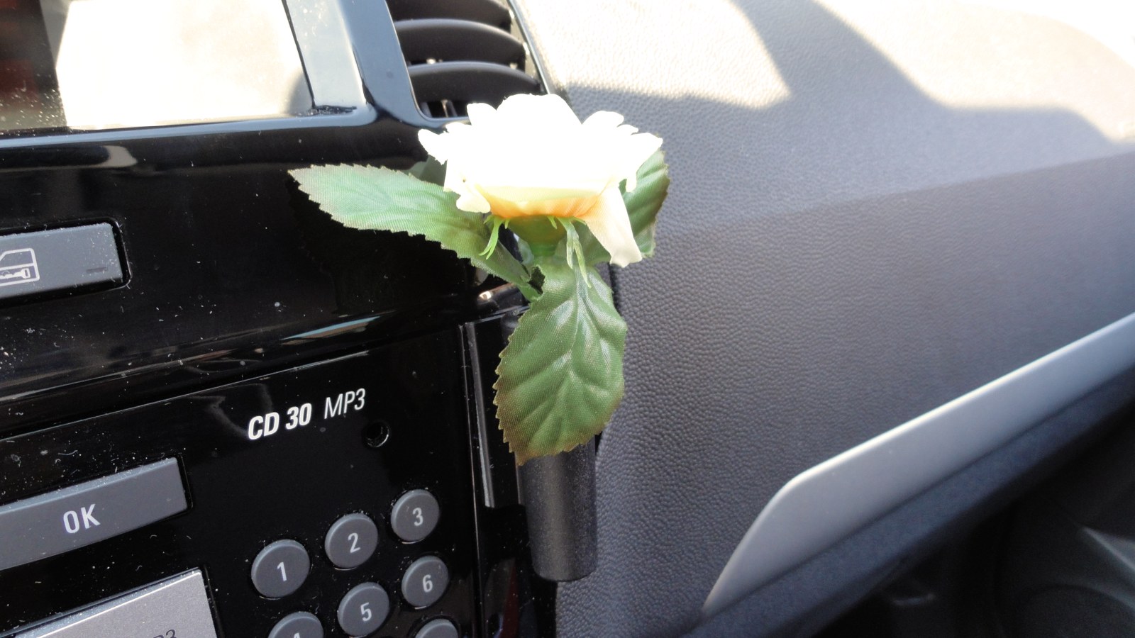 Kleine gelbe Rose mit Auto Vase Blumenvase und Halterung